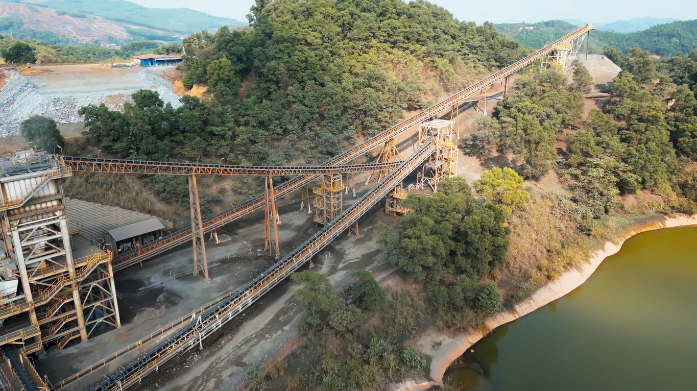 Một góc dây chuyền chế biến khoáng sản tại Nhà máy Núi Pháo