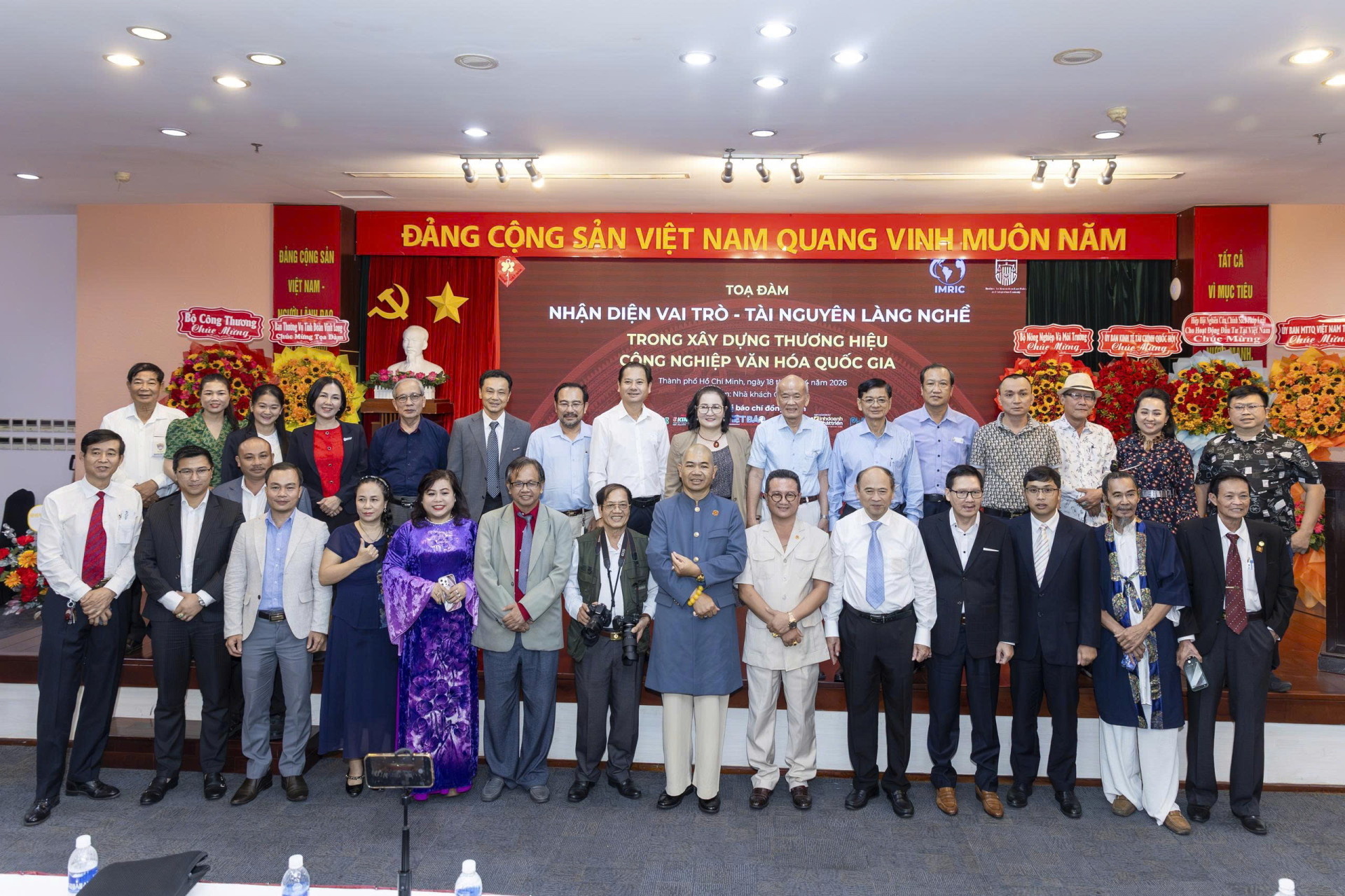 Tọa đàm với sự tham dự của hơn 100 đại biểu, bao gồm lãnh đạo Trung ương và các sở, ban, ngành TP.HCM, các chuyên gia, nhà khoa học, đại diện trường đại học, nhà thiết kế, nhóm startup, sinh viên cùng nghệ nhân, chủ cơ sở làng nghề truyền thống từ TP.HCM và các tỉnh Đồng bằng sông Cửu Long.