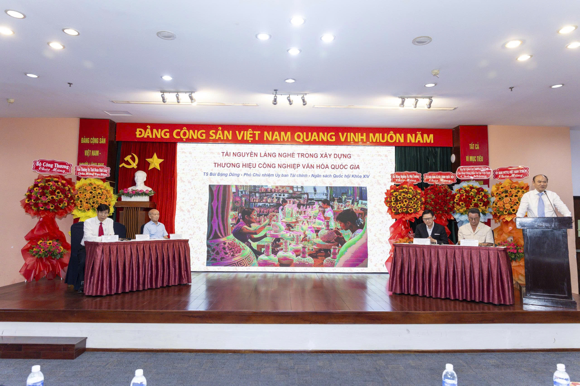   Tọa đàm “Nhận diện vai trò - Tài nguyên làng nghề trong xây dựng thương hiệu công nghiệp văn hóa quốc gia” thành công tại TP.HCM  