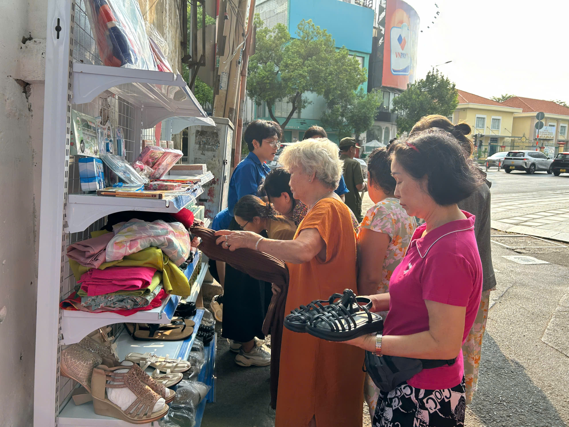 Người dân tại gian hàng hạnh phúc. 