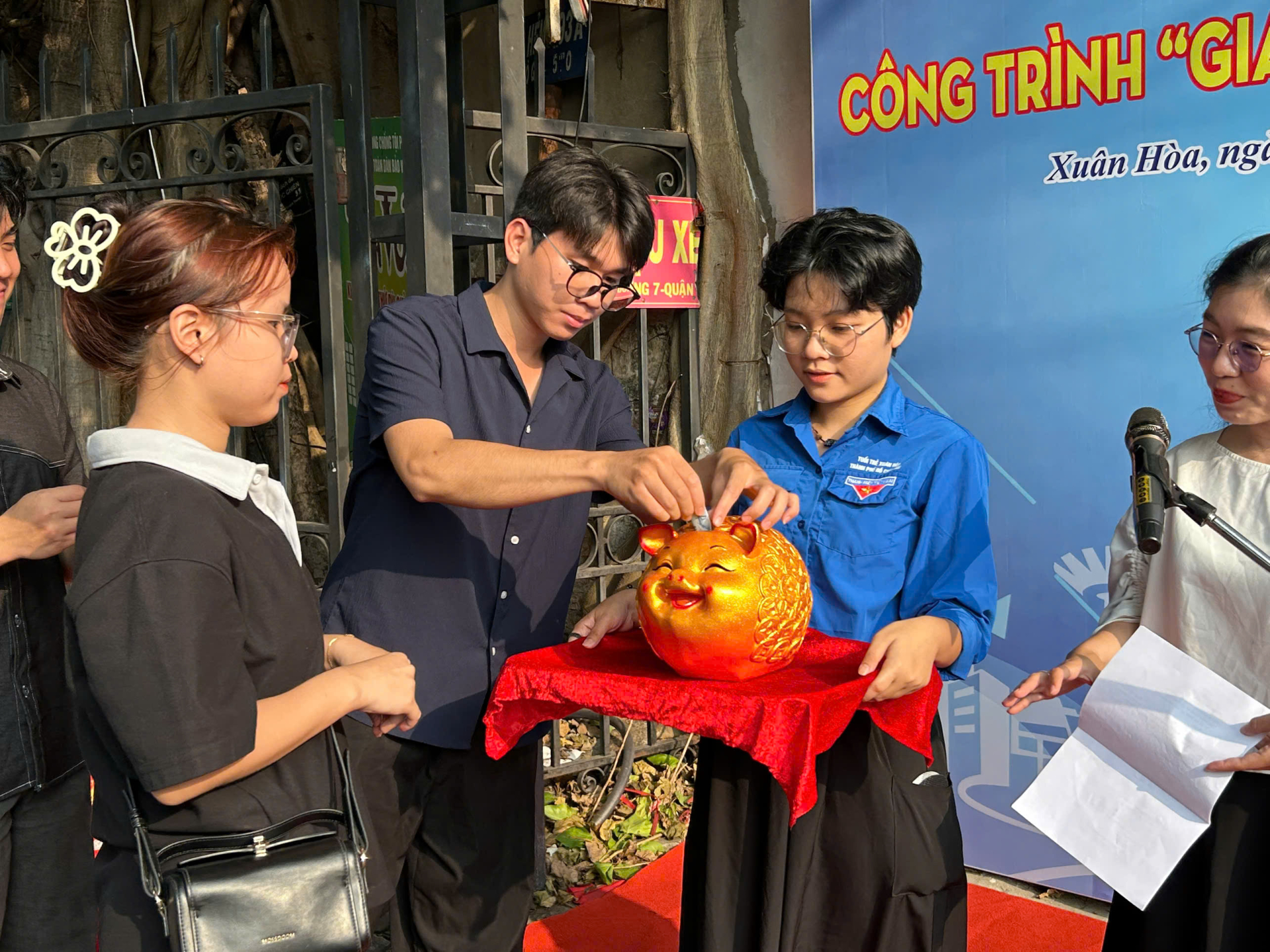 Đoàn viên thanh niên phát động phong trào nuôi heo đất sẻ chia cho hoàn cảnh khó khăn. 
