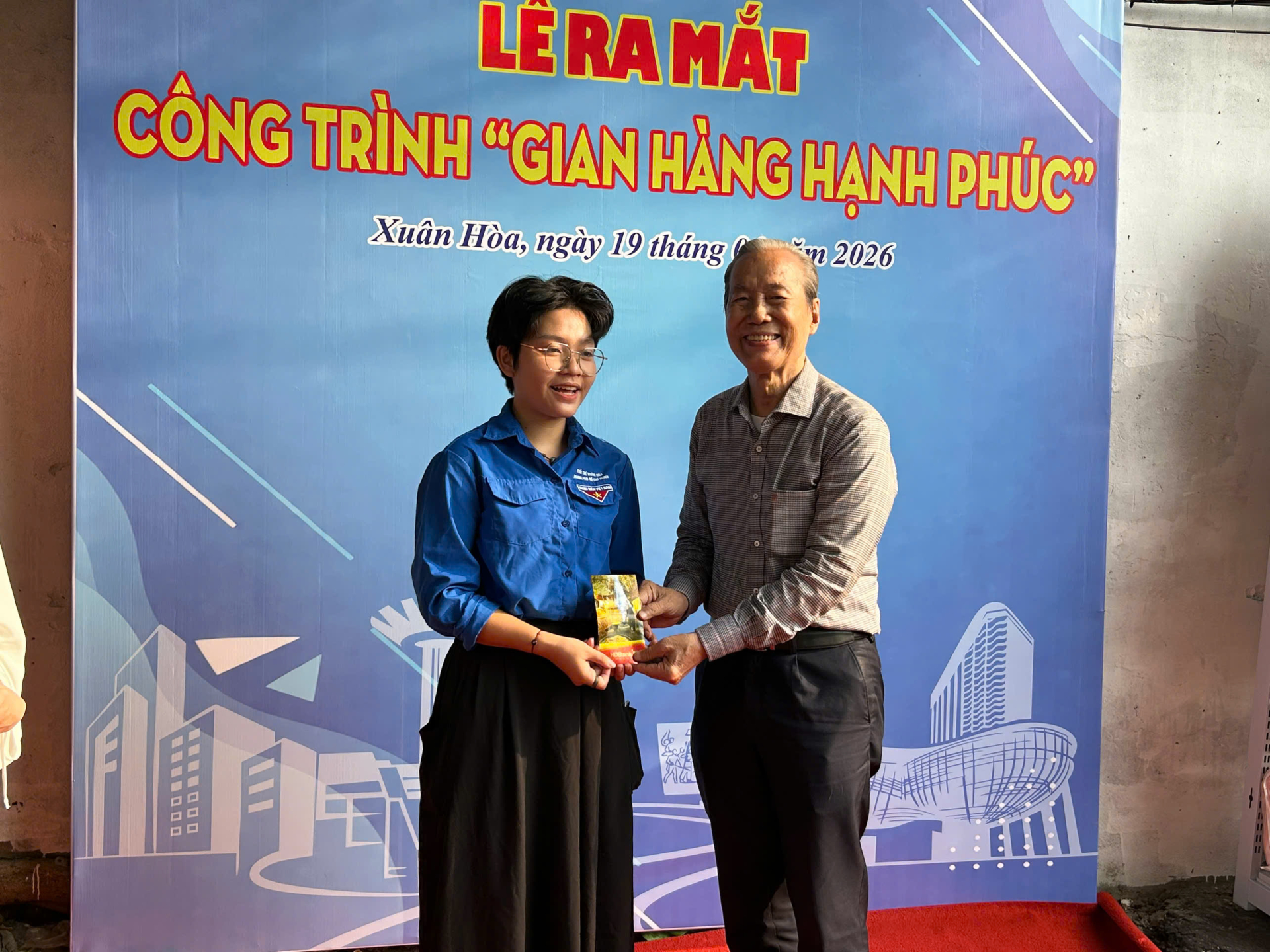 Đồng chí Nguyễn Hữu Châu - Trưởng Ban Công tác Mặt trận Khu phố ủng hộ chương trình. Ảnh: Cẩm Viên. 