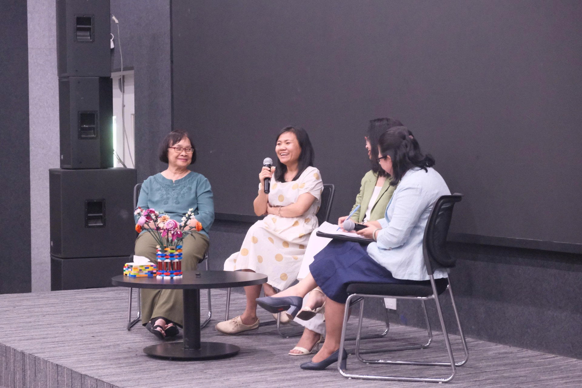 Các diễn giả chuyên môn giải đáp thắc mắc trong phần tọa đàm.