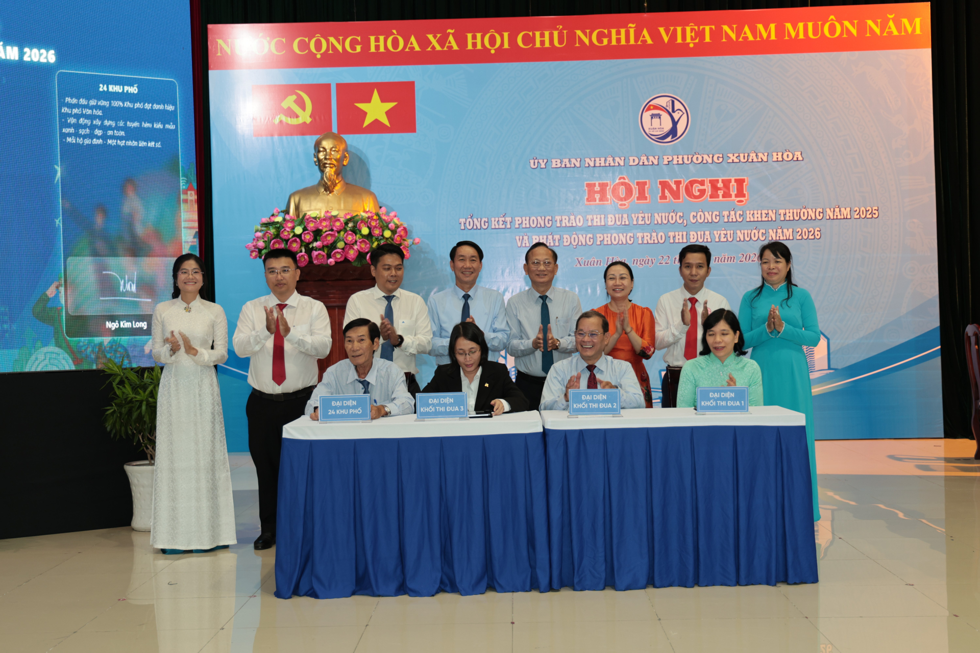 Đại diện các khối  thực hiện nghi thức ký kết giao ước thi đua năm 2026.