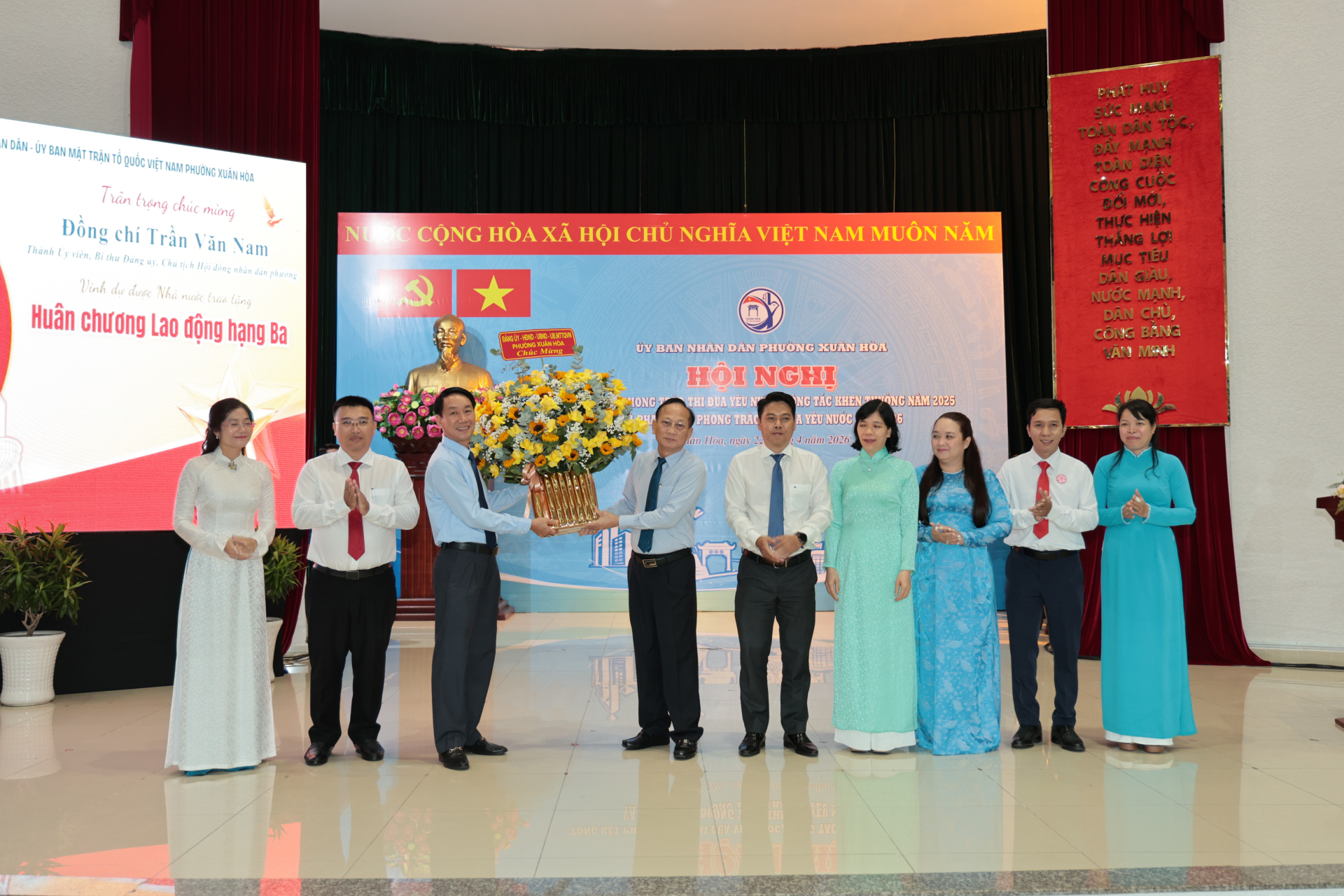 Lãnh đạo phường Xuân Hòa tặng hoa chúc mừng Bí thư Đảng ủy Trần Văn Nam vinh dự được Nhà nước tao tặng Huân chương Lao động hạng Ba.