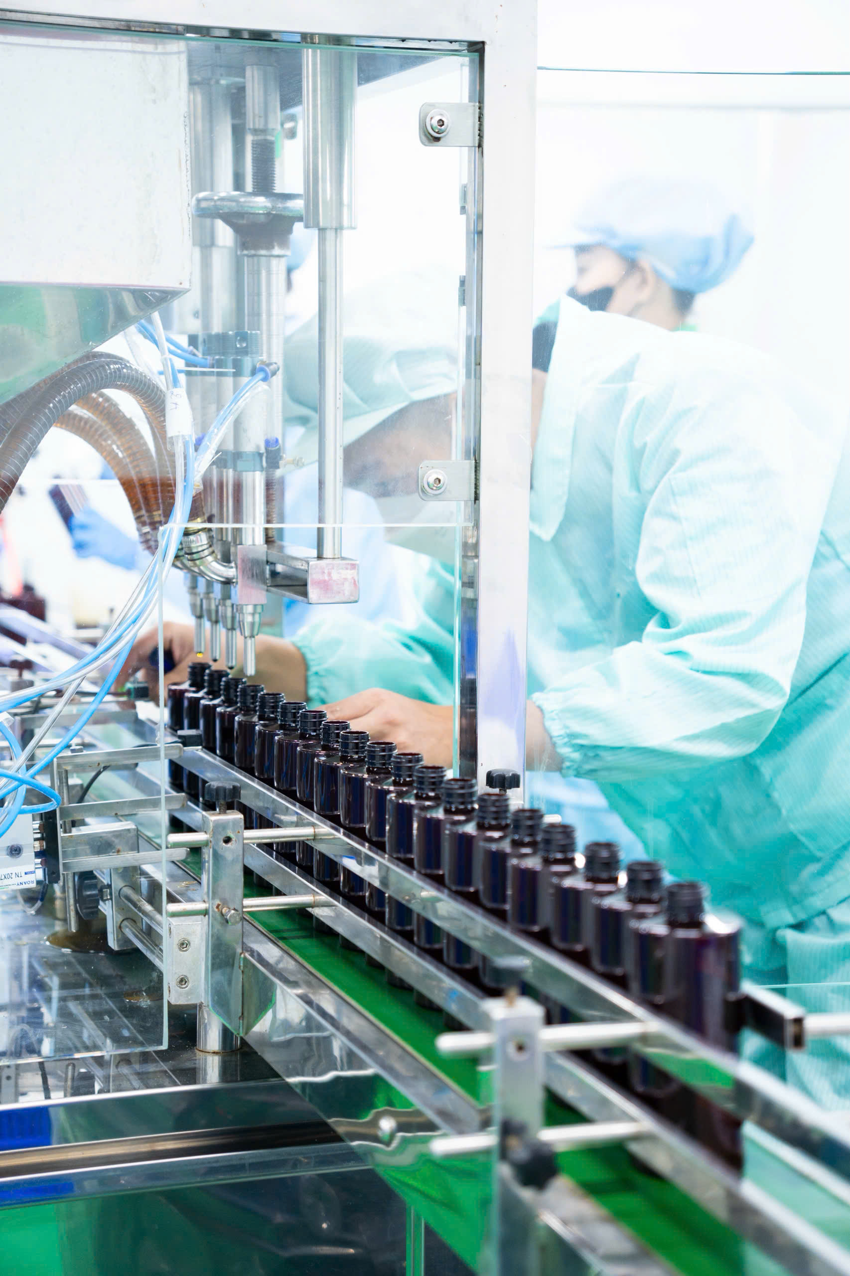 Shizencos chú trọng đầu tư đồng bộ hệ thống máy móc hiện đại, chủ yếu nhập khẩu, cùng quy trình sản xuất khép kín và hệ thống xử lý nước thải tiên tiến.