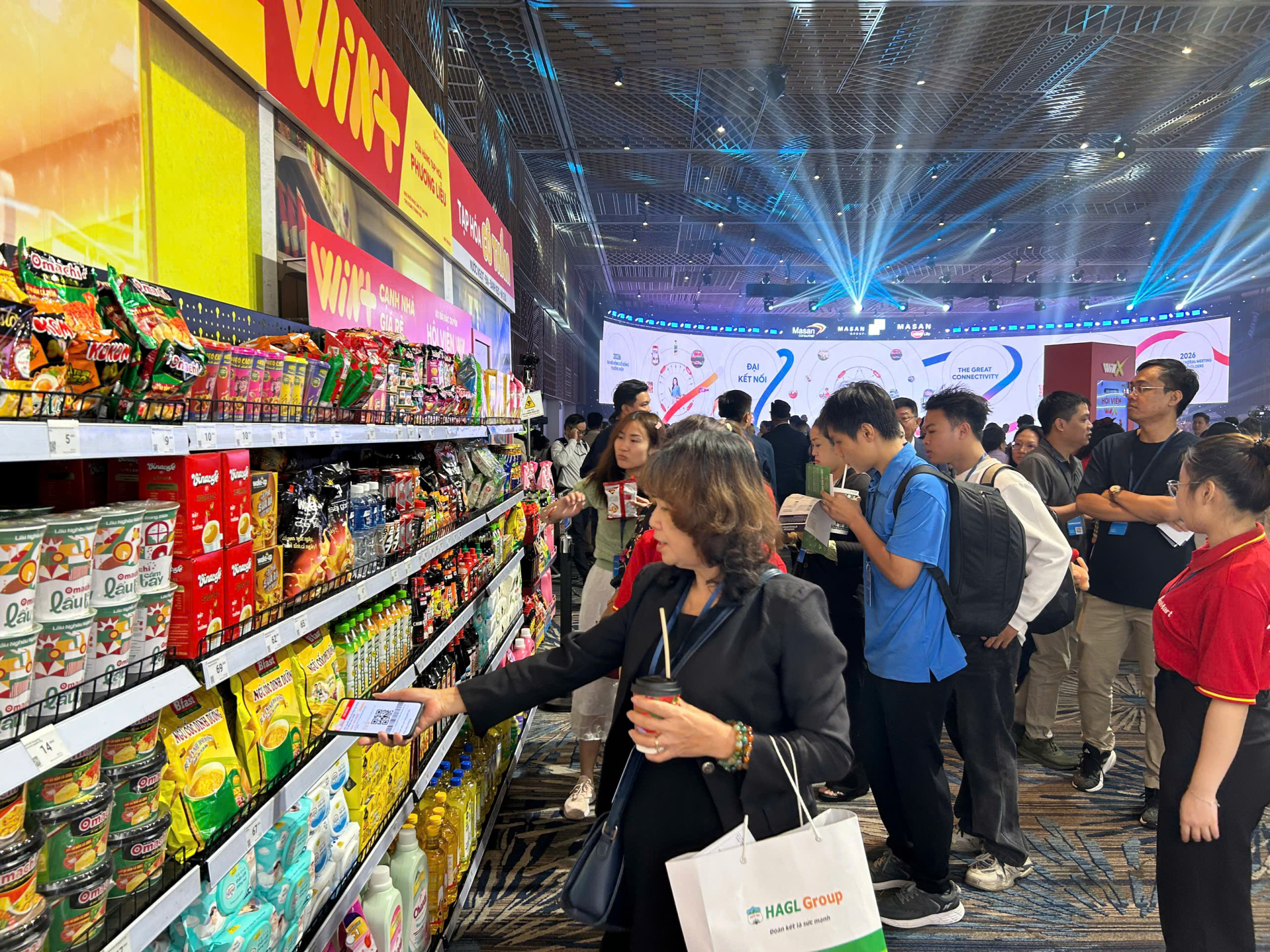 Cổ Đông tham quan gian hàng trưng bày tại đại hội. Ảnh: Cẩm Viên. 