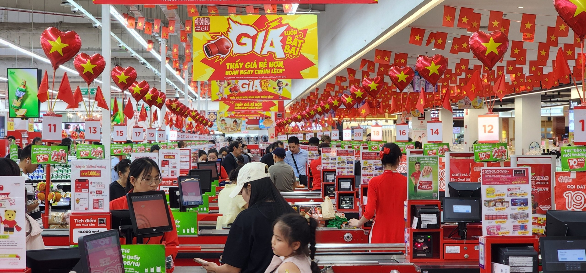 Không khí Đại Lễ 30-4 đang tràn ngập ở siêu thị.