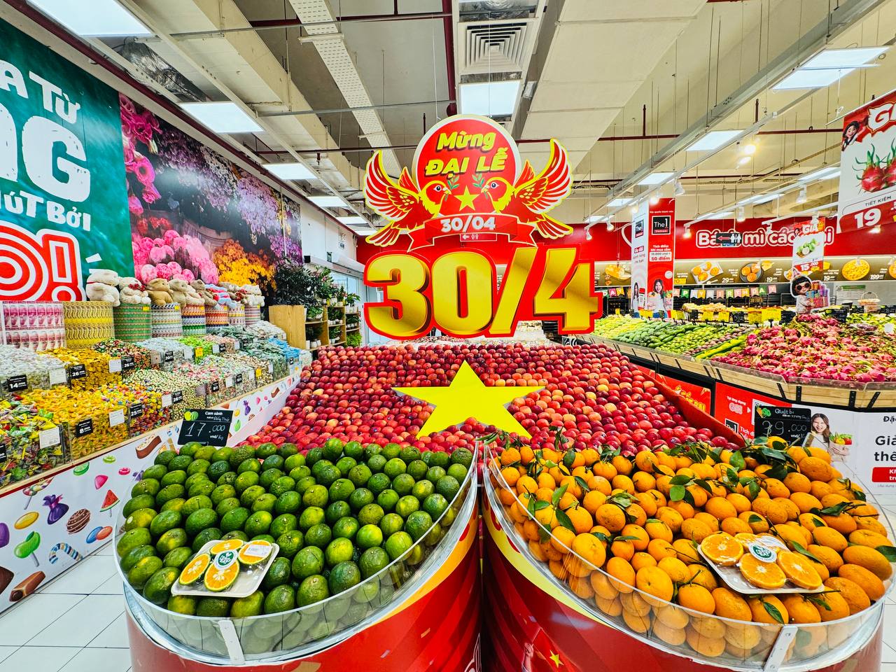 Trang trí không khí 30-4 tại siêu thị.