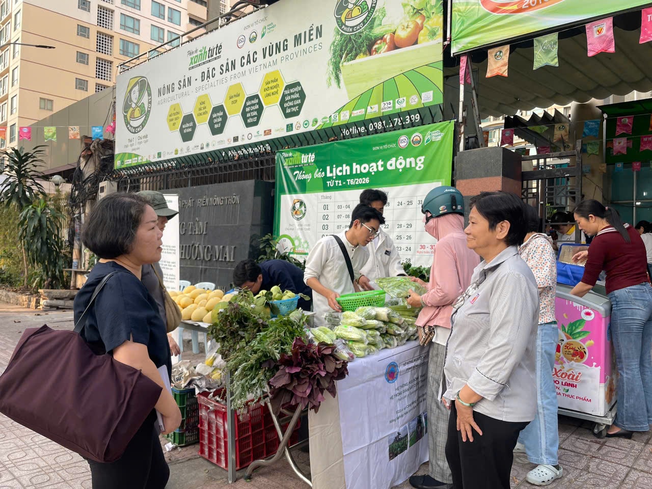 Bà Vũ Kim Anh - Phó Giám đốc Trung tâm BSA (bìa phải), Trưởng Ban tổ chức phiên chợ.