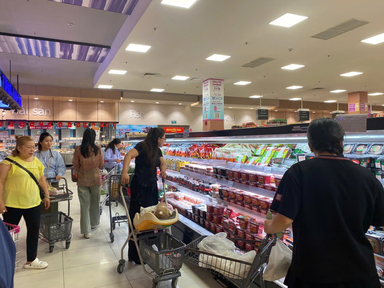 Khách hàng mua sắm tại các siêu thị tăng cao. 