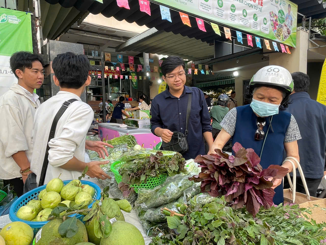 Các loại rau quả sạch được bày bán bán tại phiên chợ. 