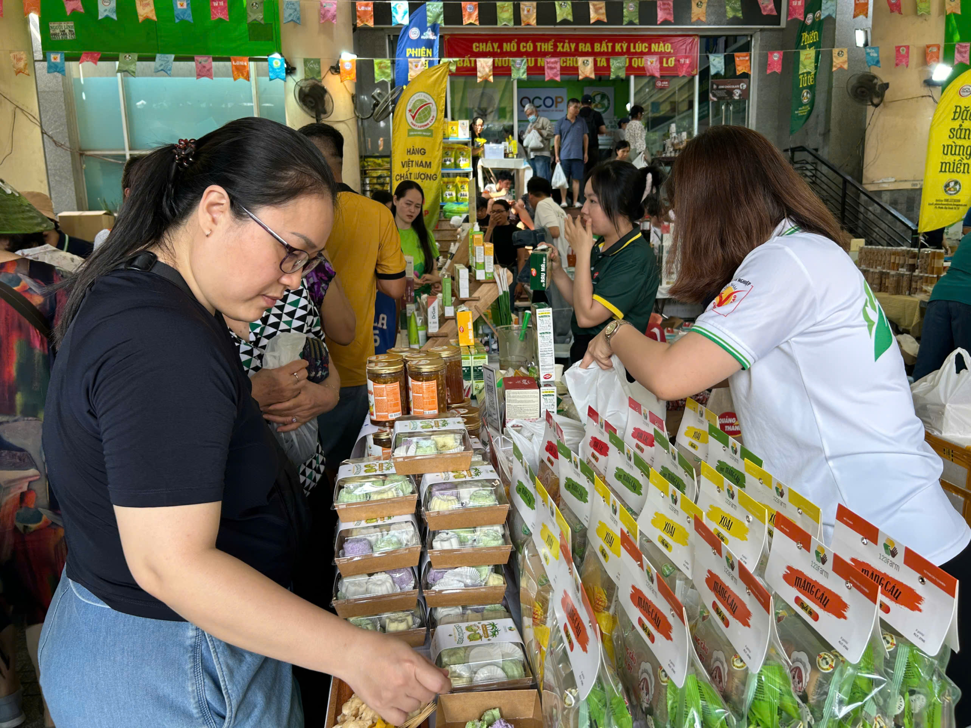 Những sản phẩm tại phiên chợ được kiểm soát kỹ nguồn gốc xuất xứ. Ảnh: Cẩm Viên. 