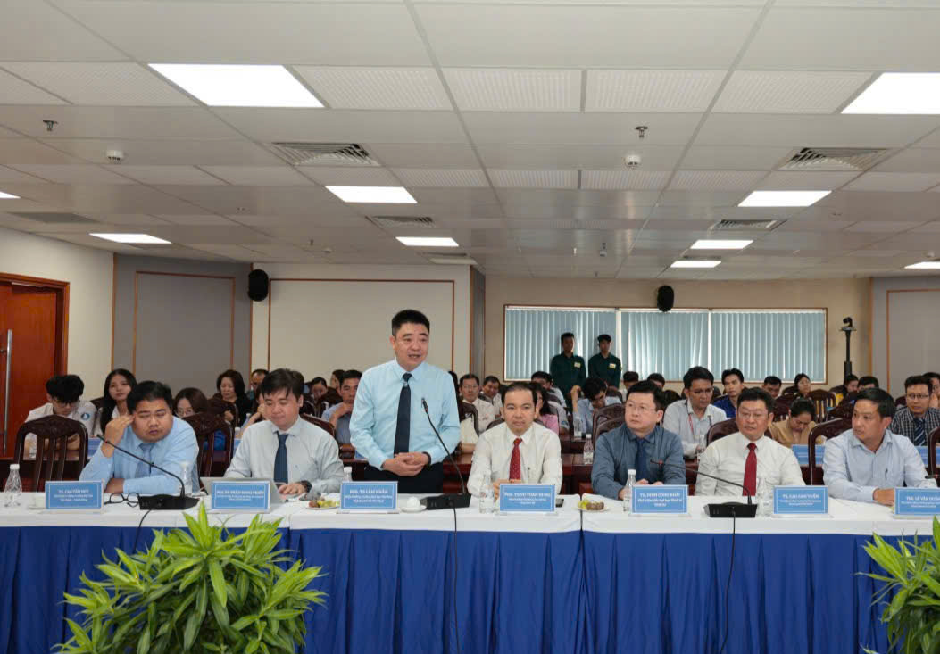 PGS.TS. Lâm Nhân – Hiệu trưởng Trường Đại học Văn hóa Thành phố Hồ Chí Minh phát biểu tại hội nghị, đóng góp một số ý kiến xây dựng “phường kiểu mẫu”.