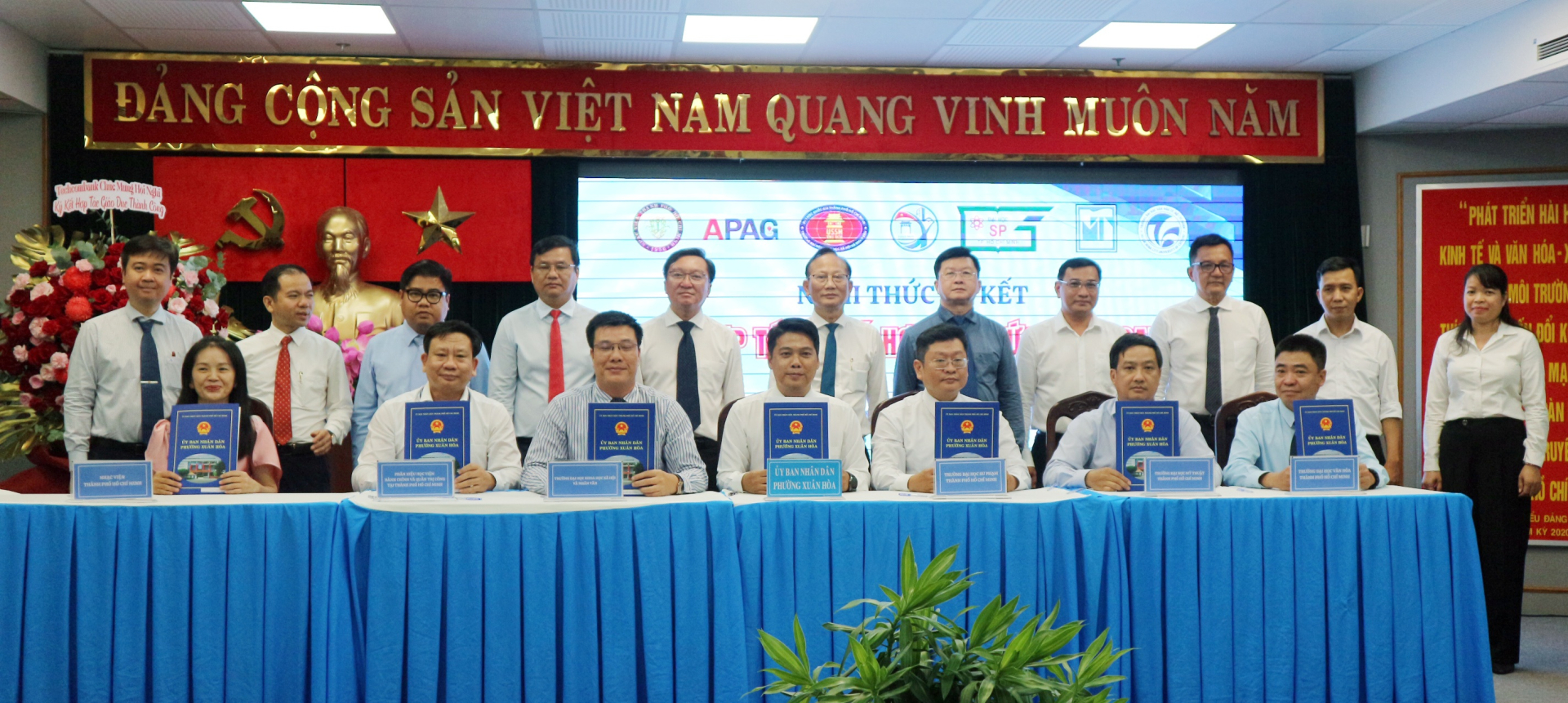 Đại diện lãnh đạo UBND phường Xuân Hòa và các cơ sở giáo dục thực hiện nghi thức ký kết bản ghi nhớ hợp tác tại hội nghị.