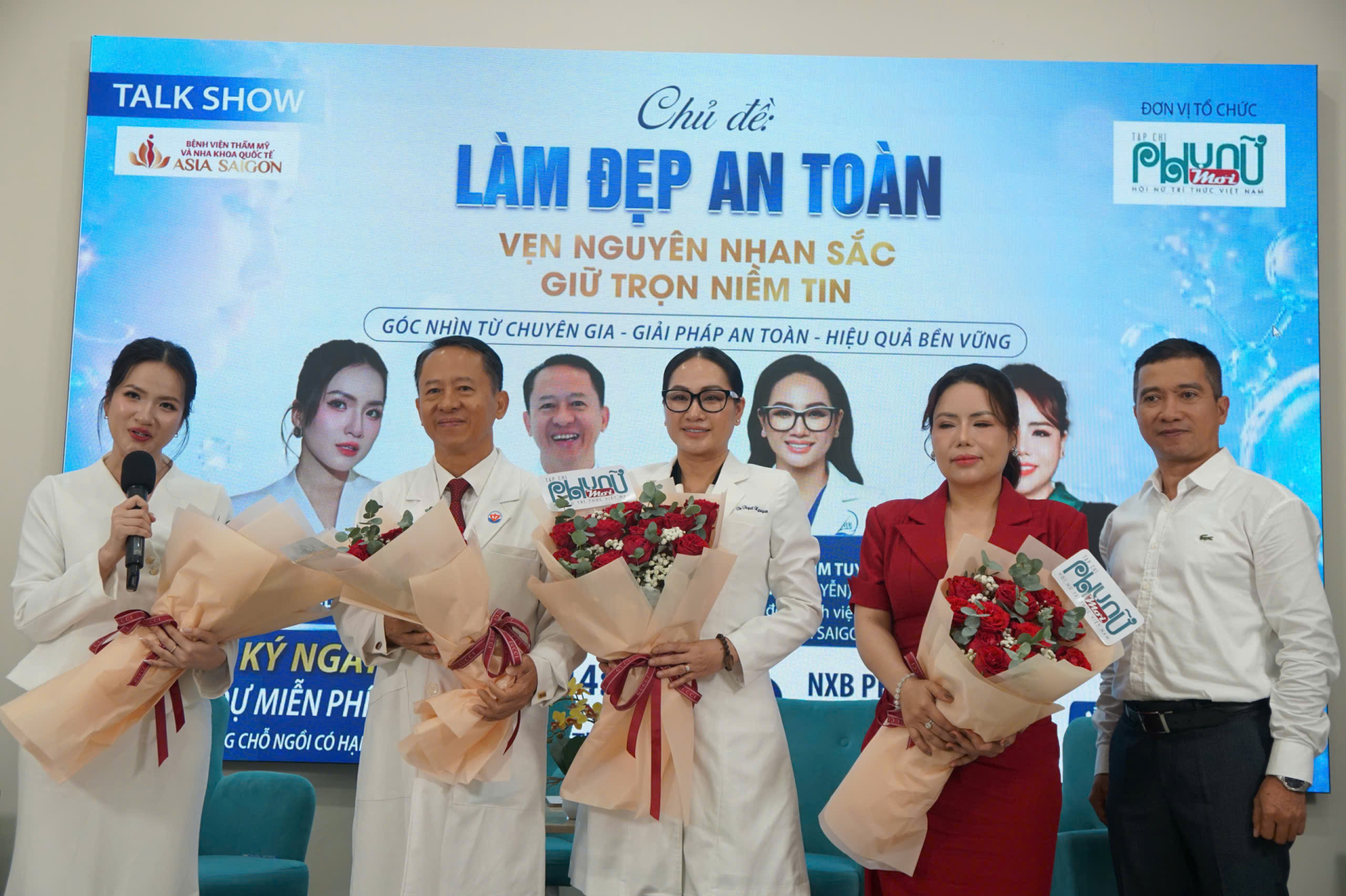 Nhà báo Phạm Việt Quang (bìa phải), Trưởng Văn phòng đại diện Tạp chí Phụ nữ Mới tại TPHCM trao hoa cảm ơn các khách mời tham dự chương trình. Ảnh: Viên Đỗ. 