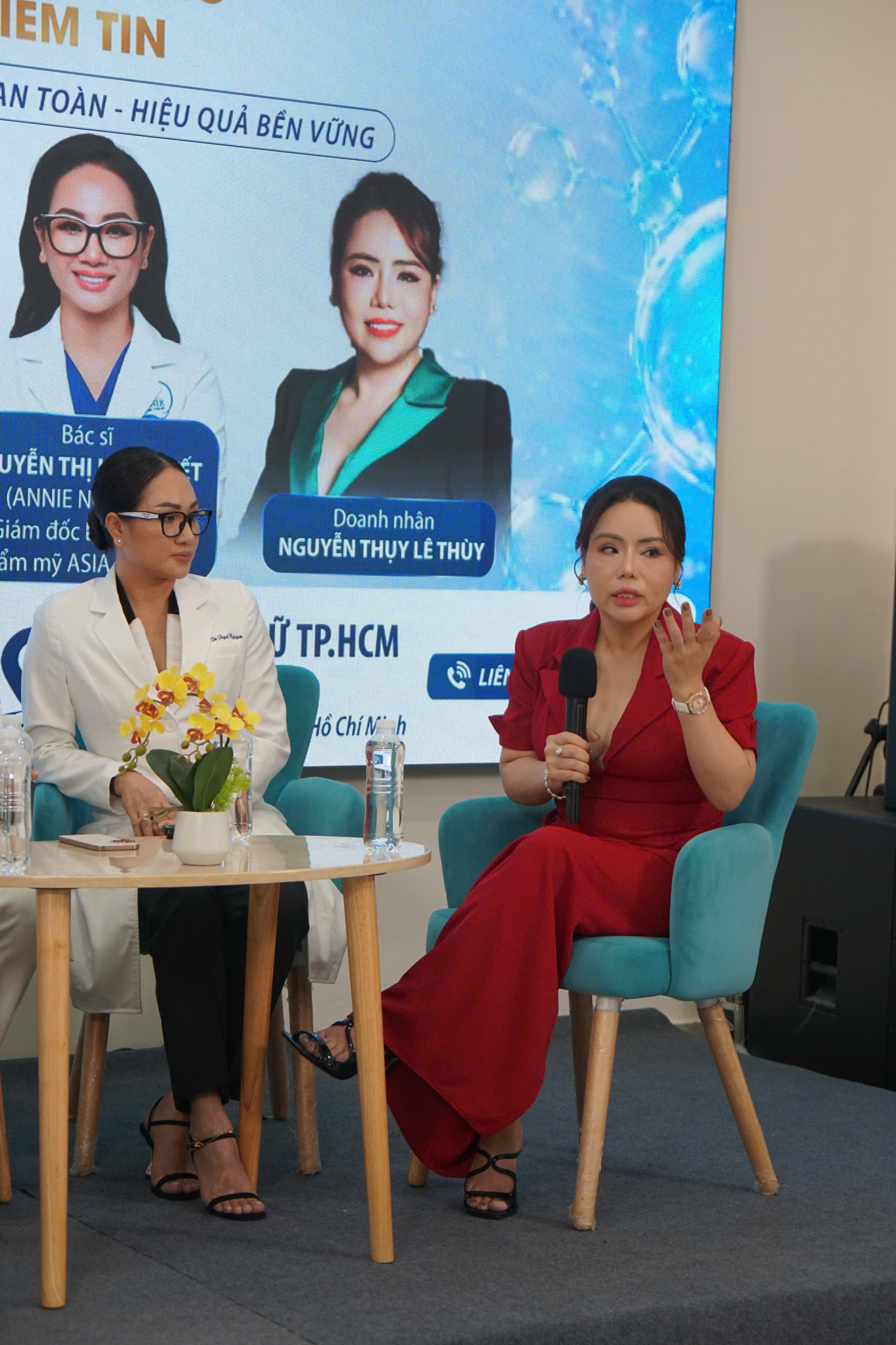  Doanh nhân Nguyễn Thụy Lê Thùy (bìa phải) chia sẻ về câu chuyện thẩm mỹ hỏng của mình. Ảnh: Viên Đỗ. 