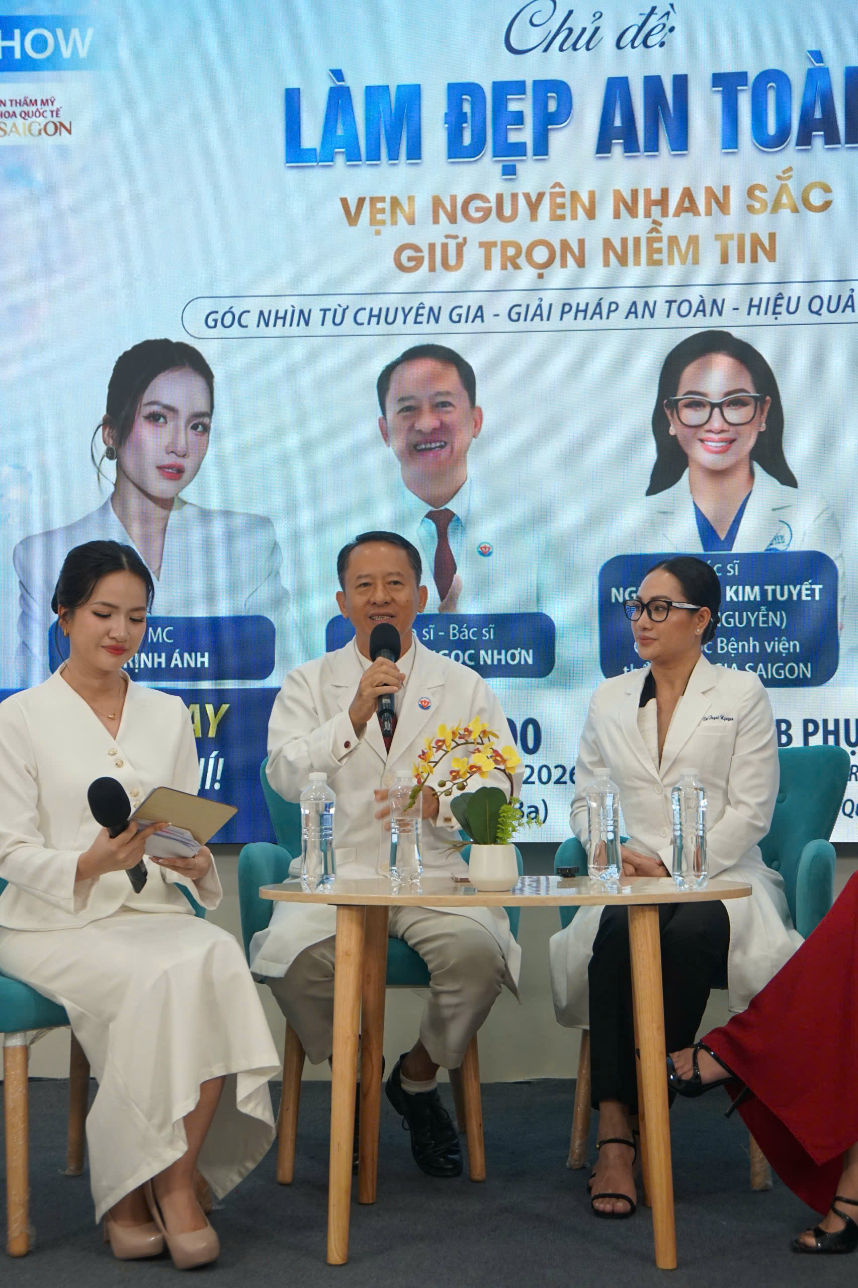 TS. BS Nguyễn Ngọc Nhơn với hơn 30 năm kinh nghiệm trong lĩnh vực phẫu thuật tạo hình thẩm mỹ (Khoa Bỏng - Tạo hình Thẩm mỹ, Bệnh viện Trưng Vương) chia sẻ tại chương trình. Ảnh: Viên Đỗ. 