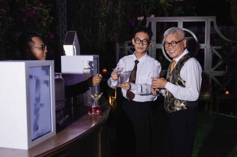 Nhà nghiên cứu nghệ thuật Ngô Kim Khôi bay về từ Pháp để tận hưởng bữa tiệc.