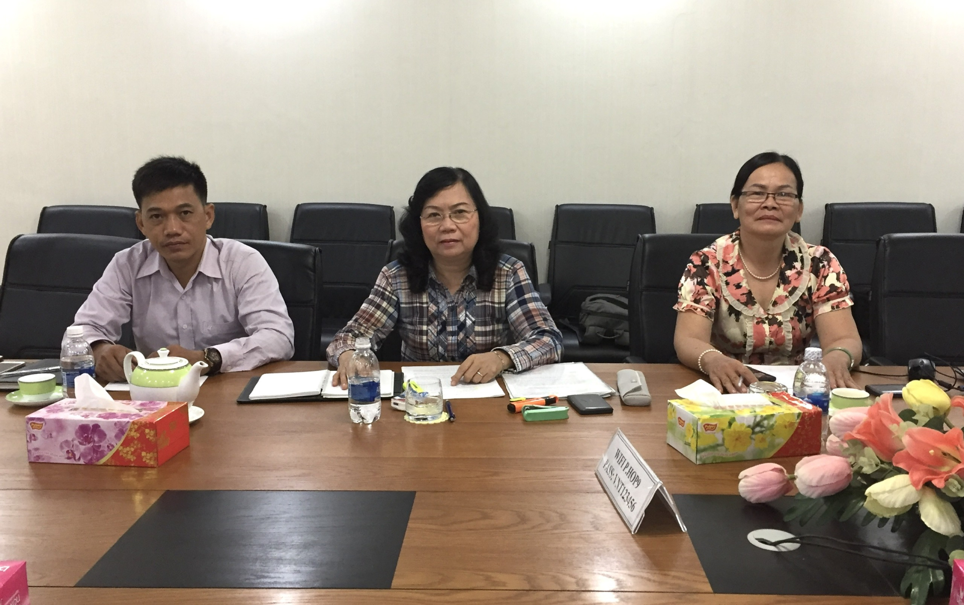 Bà Nguyễn Thị Hồng Hương - Nguyên TGĐ Vinatexmart (giữa), Trần Thái Hiền (bên trái), Nguyễn Thị Mai (phải) 3 người này được người lao động đề cử thay mặt người lao động đi đòi Quỹ KTPL. Hình, chụp tại trụ sở văn phòng 2 của Vinatex số 10 Nguyễn Huệ Q1 TP.HCM, chuẩn bị họp với đại diện lãnh đạo Vinatex, về Quỹ KTPL của người lao động.