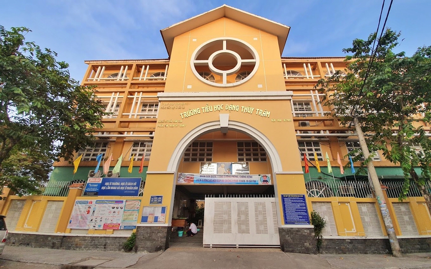 Bà Lê Thị Ngọc Nga - Hiệu trưởng Trường Tiểu học Đặng Thùy Trâm ký Quyết định số 43/QĐ-ĐTT phê duyệt kết quả lựa chọn nhà thầu Gói thầu cung cấp suất ăn trưa bán trú cho học sinh nhà trường. Theo đó, Công ty TNHH Sản xuất Thương mại Dịch vụ Xích Long (địa chỉ 27A đường 14A Cư xá Ngân Hàng, phường Tân Thuận Tây, Quận 7 cũ, TP.HCM) trúng thầu với giá trị hơn 8,82 tỉ đồng. Đây là gói thầu được áp dụng hình thức lựa chọn nhà thầu trong trường hợp đặc biệt. 