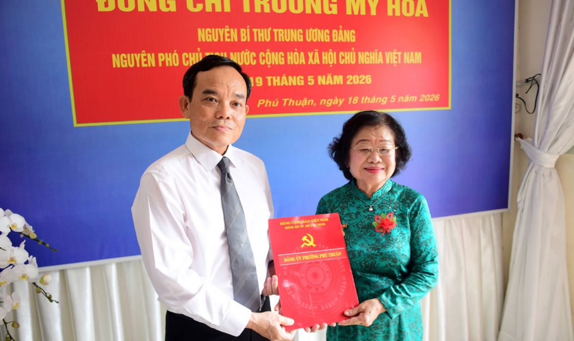 Bí thư Thành ủy TP.HCM Trần Lưu Quang trao Huy hiệu 65 năm tuổi Đảng cho nguyên Phó Chủ tịch nước Trương Mỹ Hoa. Ảnh: Quang Định