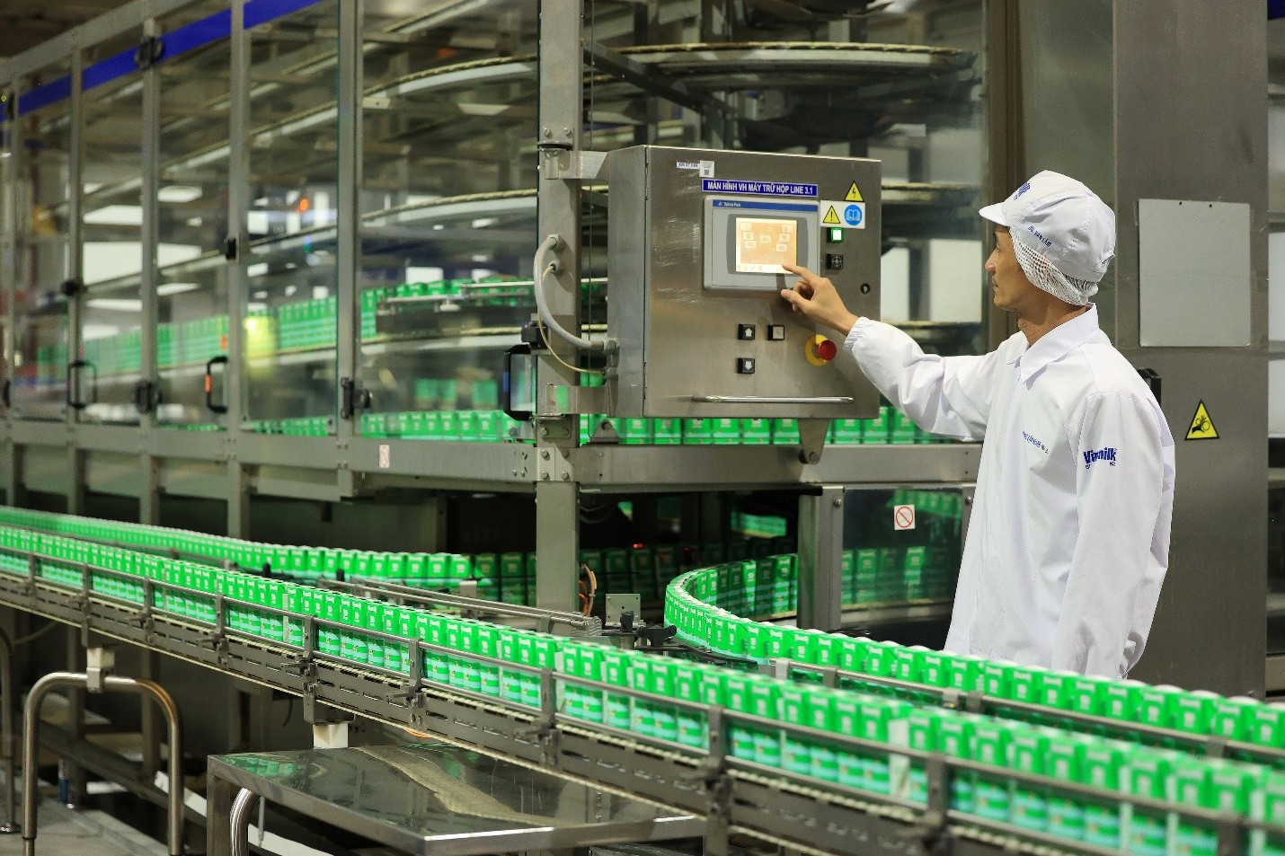 Dây chuyền sản xuất sữa tươi tại nhà máy của Vinamilk. Ảnh: Vi Nam