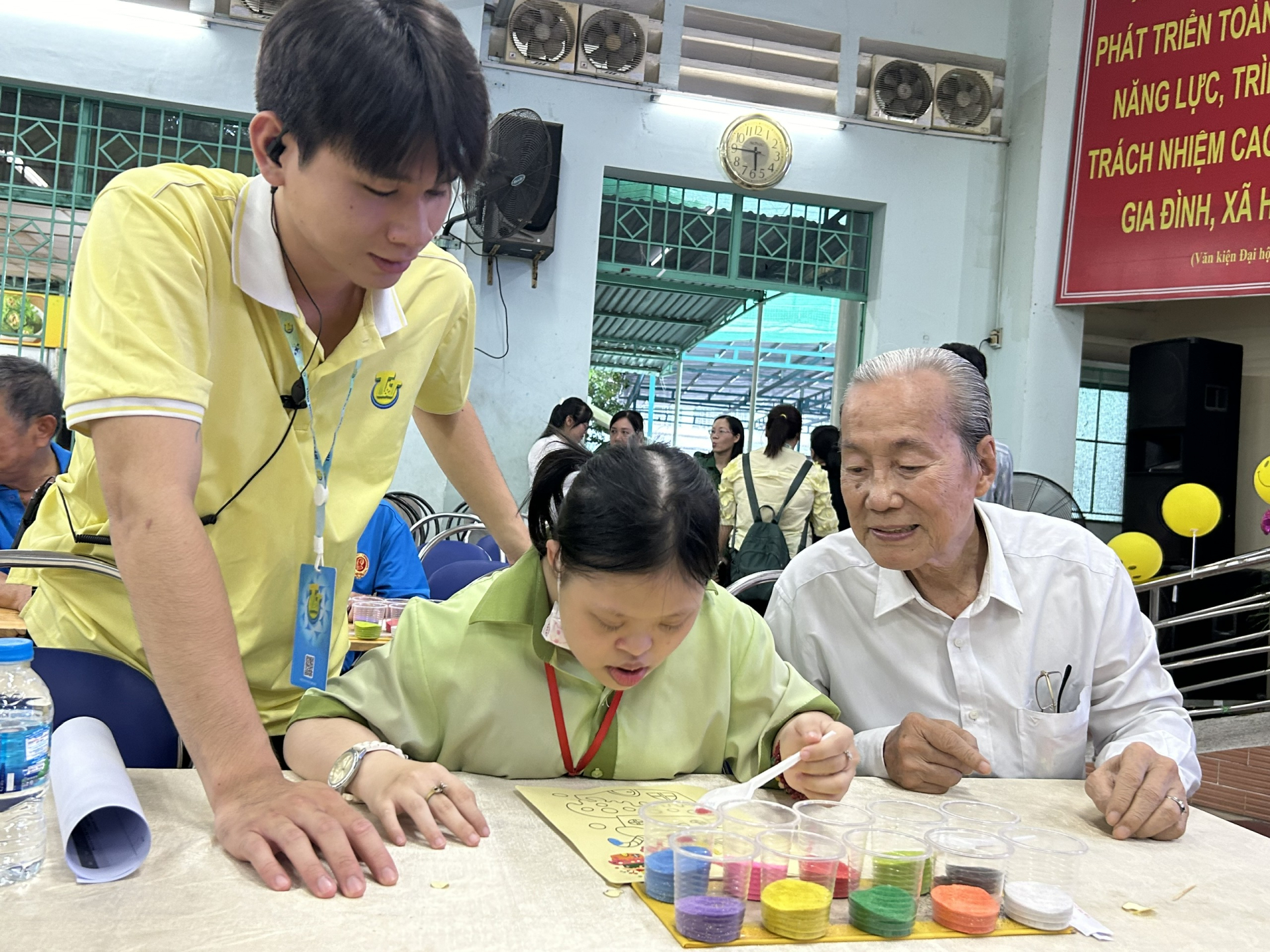 Ông Nguyễn Hữu Châu con trai cố Luật sư - Quyền Chủ tịch nước Nguyễn Hữu Thọ cùng các bạn nhỏ có hoàn cảnh khó khăn trang trí tranh cát.