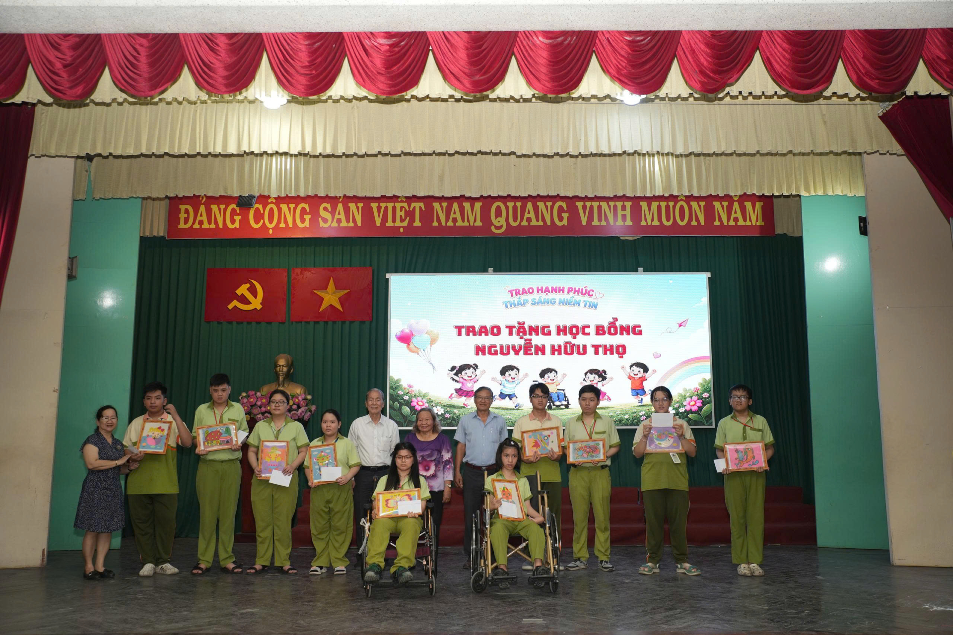 Những suất họ bổng yêu thương được trao đi.