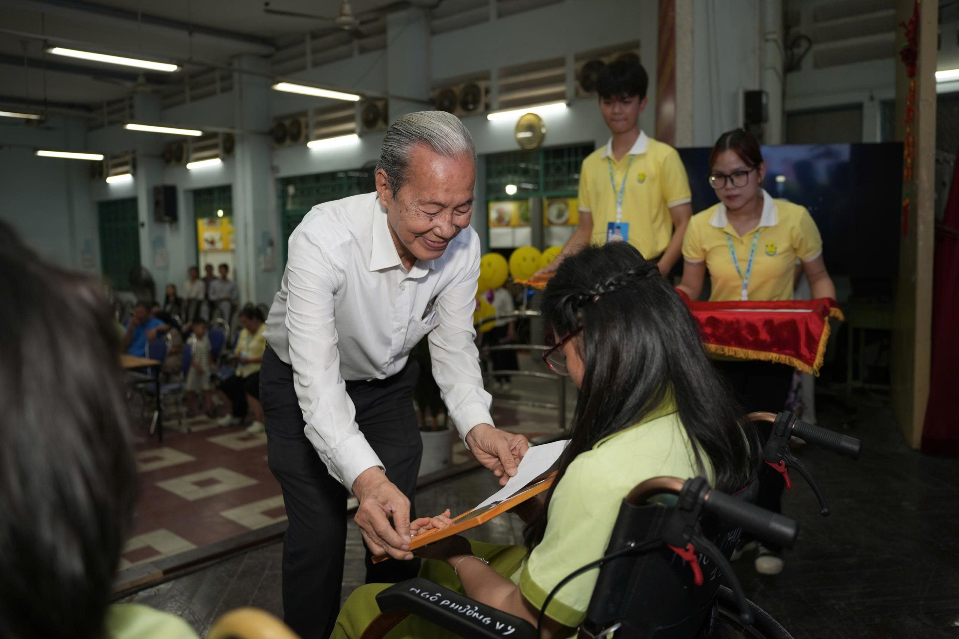 Ông Nguyễn Hữu Châu con trai cố Luật sư - Quyền Chủ tịch nước Nguyễn Hữu Thọ trao họ bổng cho các bạn.