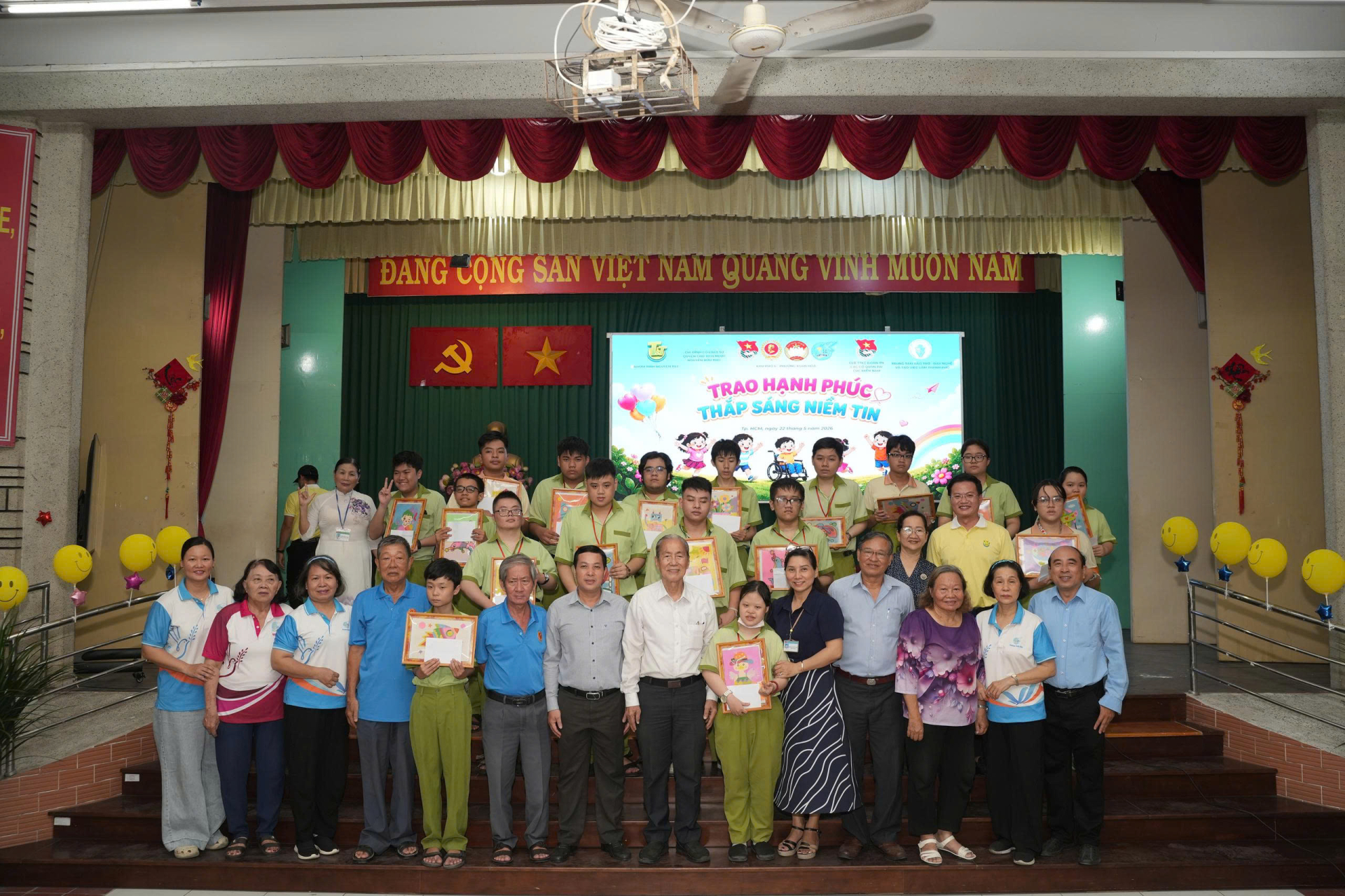 Chương trình “Trao hạnh phúc - Thắp sáng niềm tin” lan tỏa tinh thần nhân ái từ gia đình cố Luật sư Nguyễn Hữu Thọ đến trẻ em khuyết tật, mồ côi.