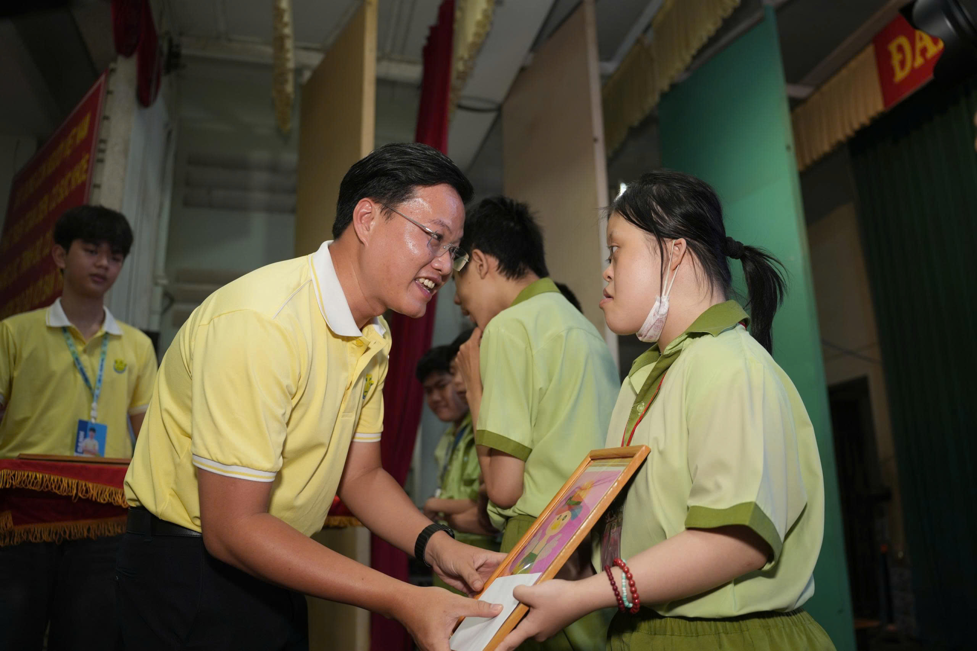 Nhiều tình yêu thương được trao đến các bạn nhỏ gặp nhiều khó khăn.