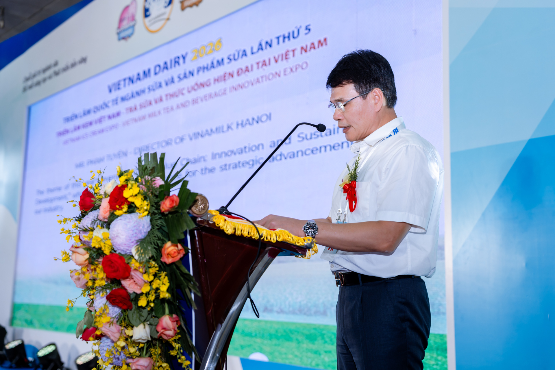 Ông Phạm Tuyên – Giám đốc chi nhánh Vinamilk Hà Nội – phát biểu tại Lễ khai mạc chuỗi triển lãm chuyên ngành sữa – kem- trà sữa và thức uống hiện đại 2026 (Ảnh: Duy Cường).