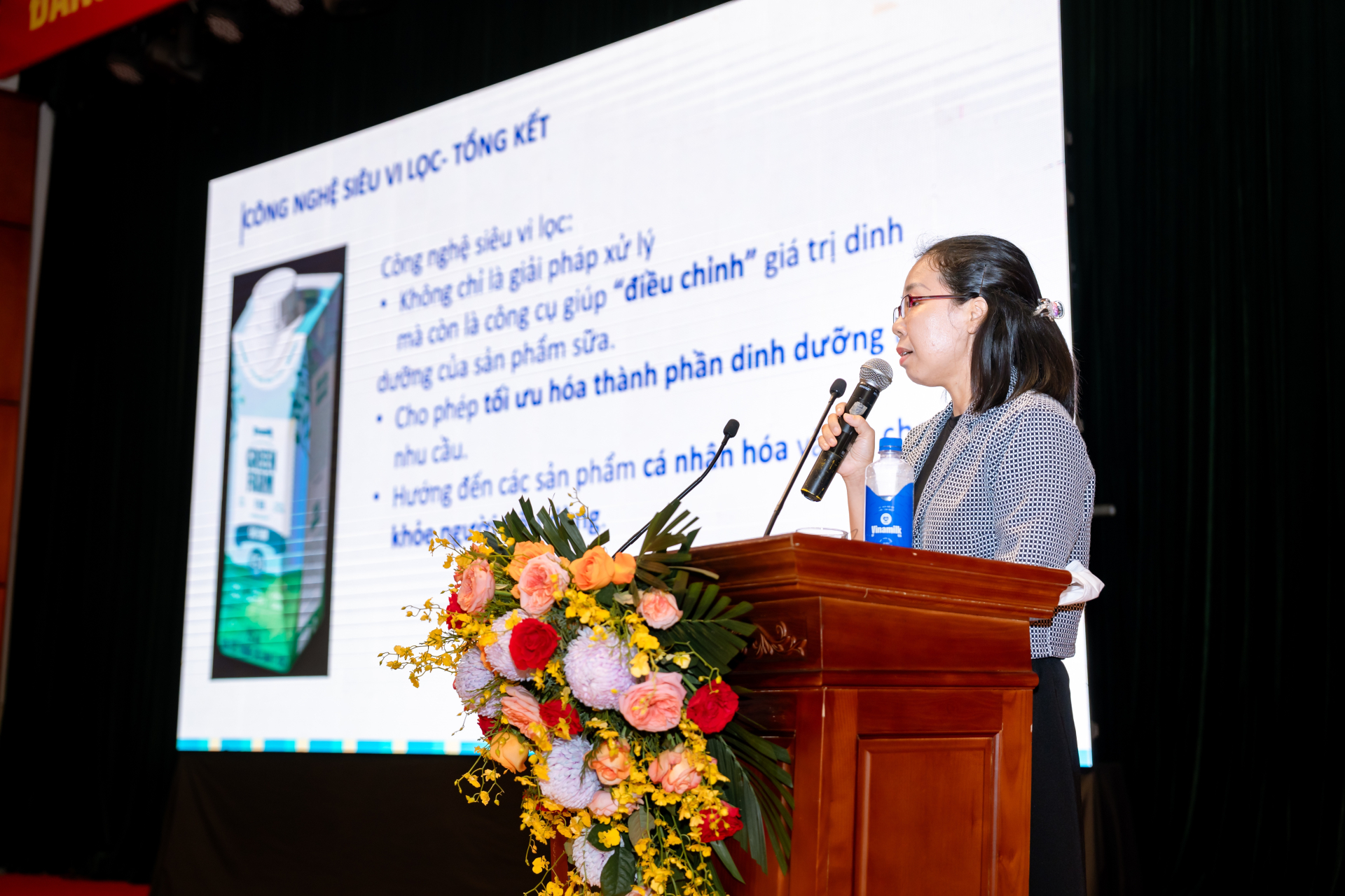 Bà Bùi Thị Thu Hoài – Giám đốc Nghiên cứu và Phát triển sản phẩm Vinamilk chia sẻ về những đột phá trong công nghệ sản xuất và đóng gói sữa (Ảnh: Duy Cường).
