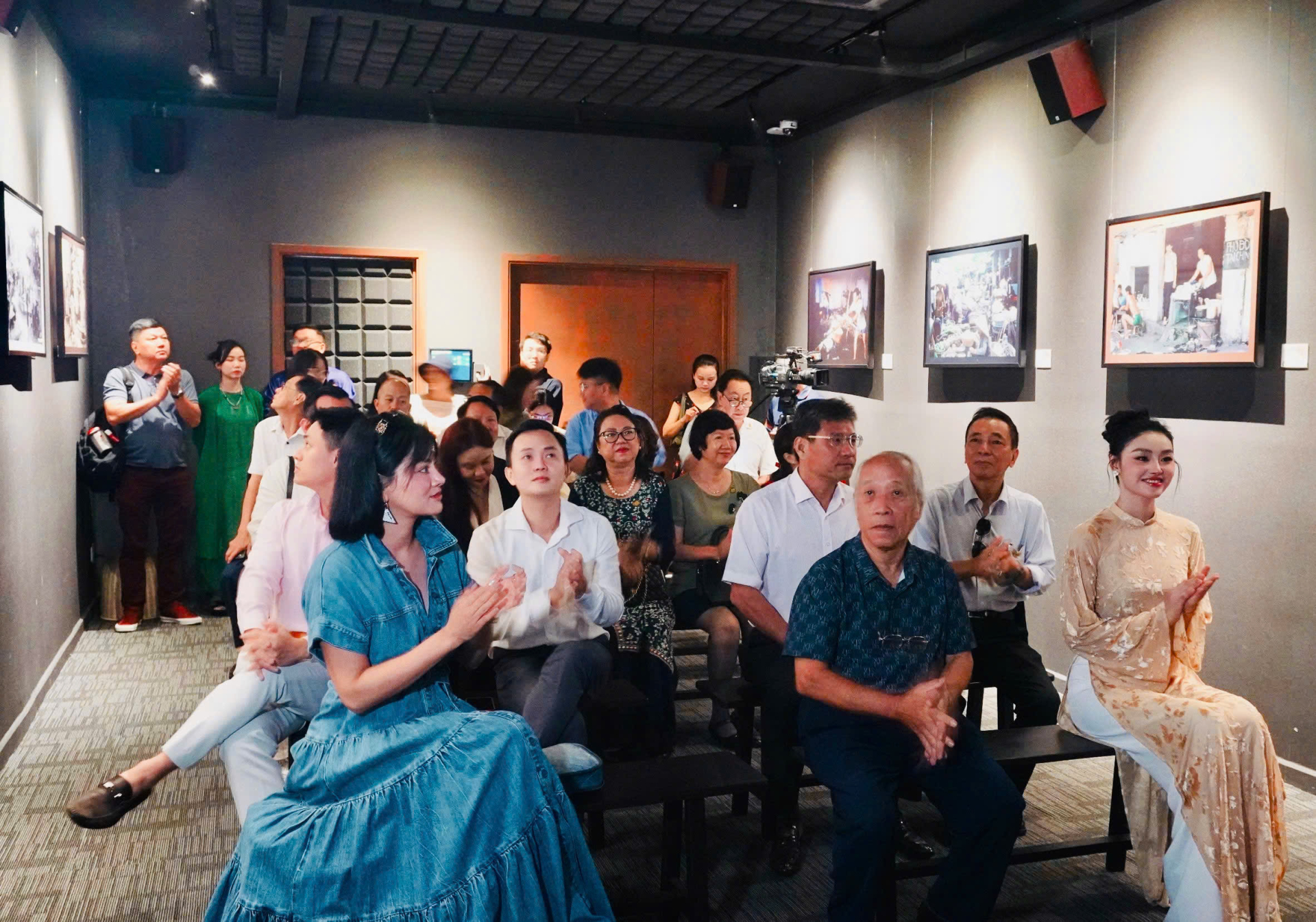 Xem phim tư liệu về lịch sử ra đời của món Phở. 