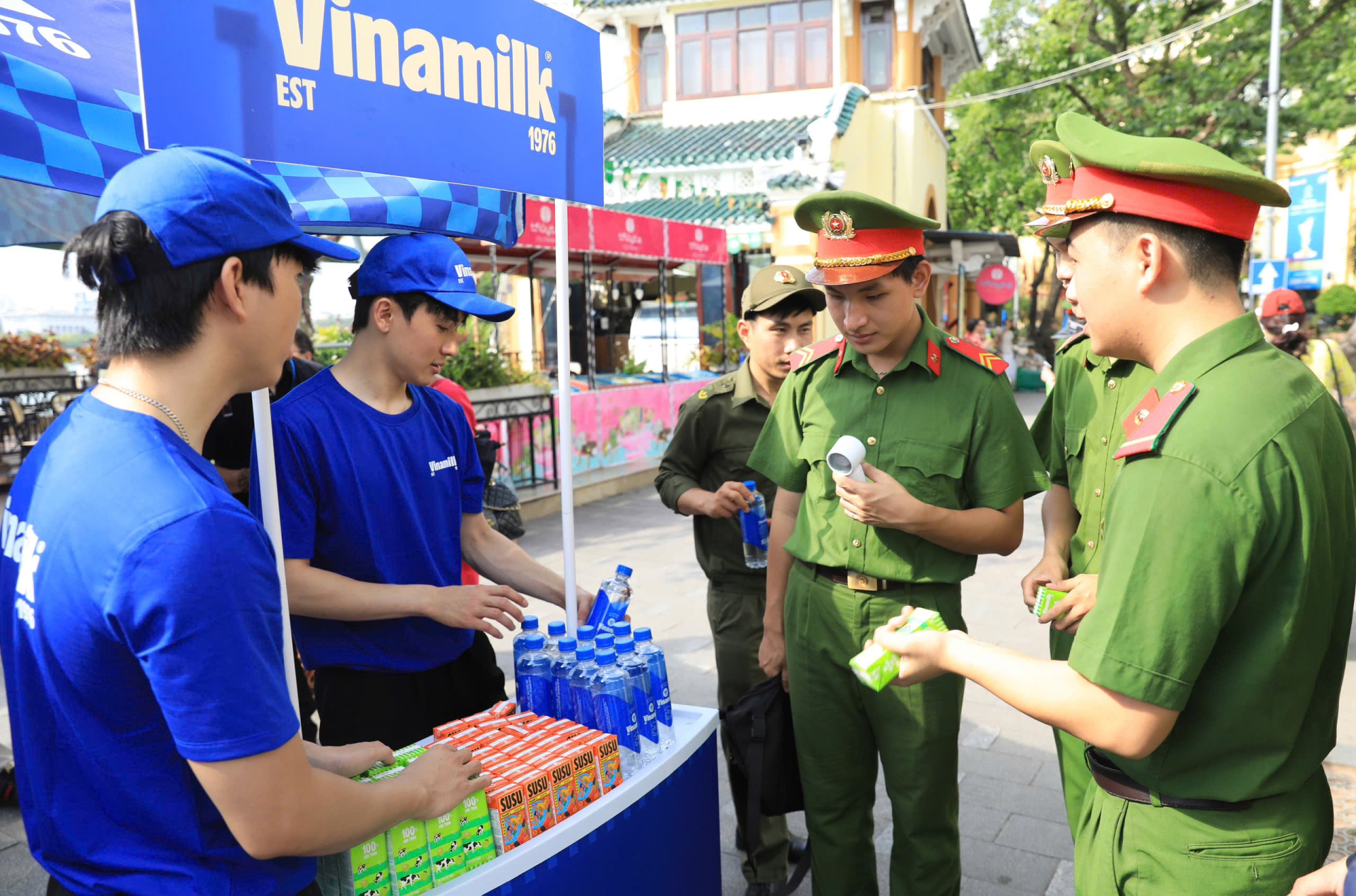 Các chiến sĩ Công an nhân dân tìm hiểu sản phẩm dinh dưỡng Vinamilk. Ảnh: Vi Nam.