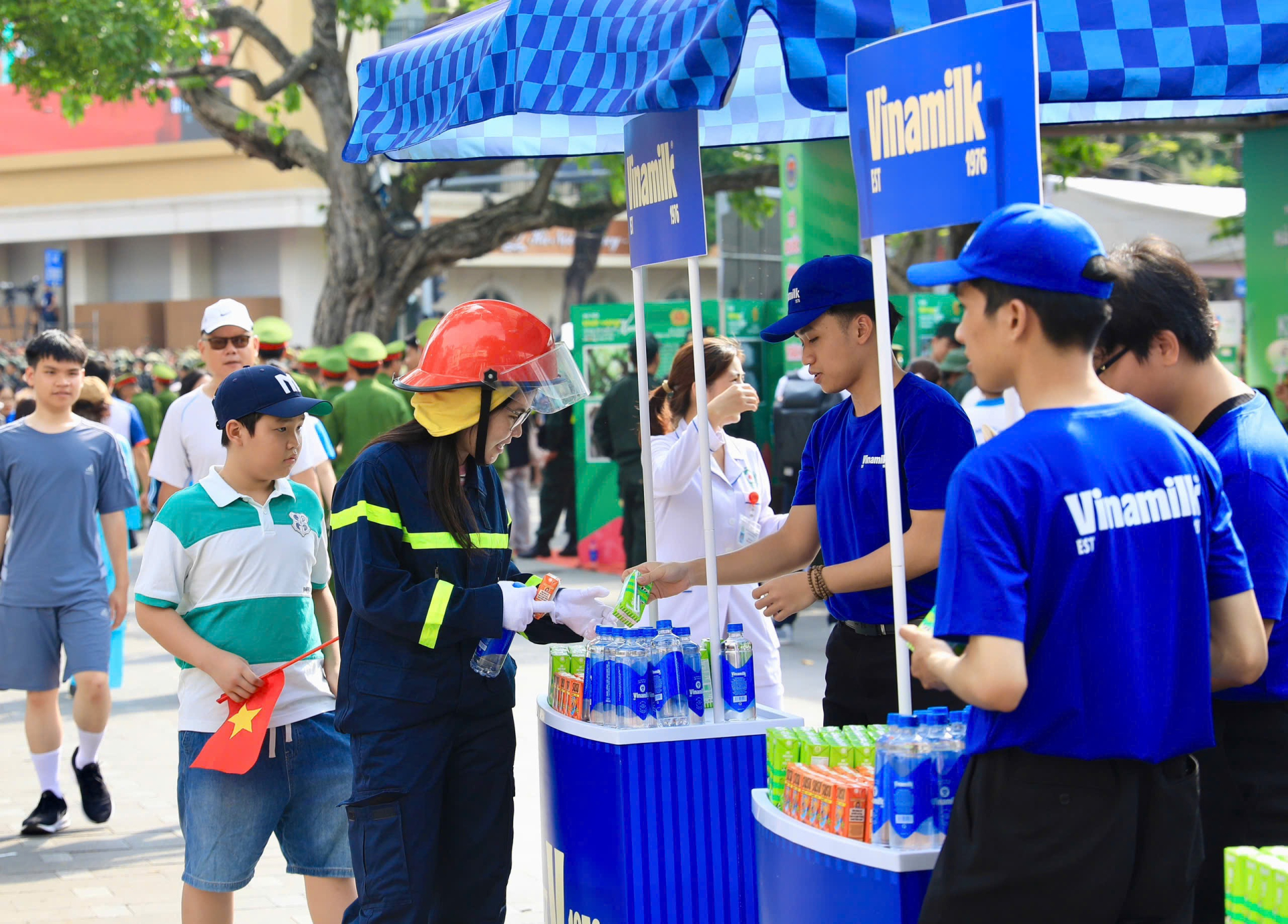 Các sản phẩm dinh dưỡng Vinamilk được lựa chọn phù hợp với nhiều nhóm đối tượng, từ trẻ em đến các lực lượng thực hiện nhiệm vụ và người dân. Ảnh: Vi Nam.
