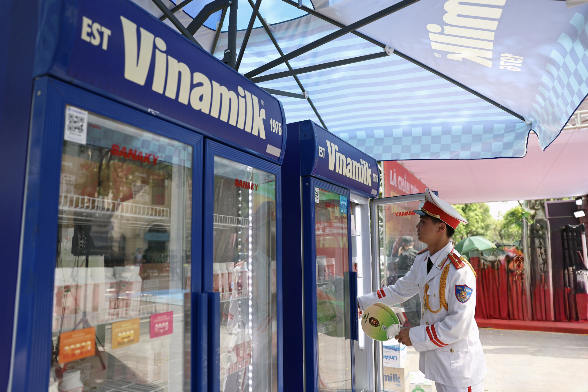 Những sản phẩm dinh dưỡng mát lành của Vinamik đã góp phần giúp các lực lượng phục vụ chương trình giải khát và tiếp thêm năng lượng. Ảnh: Vi Nam.