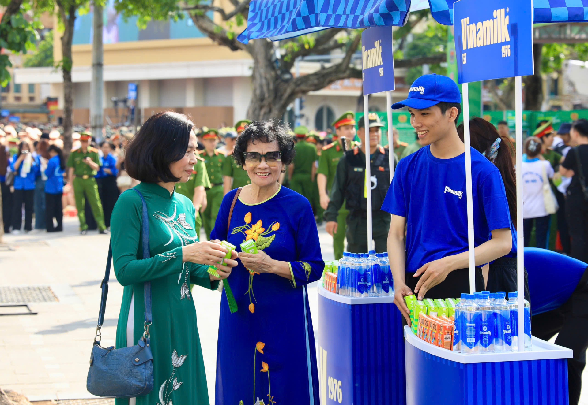 Các điểm phục vụ của thương hiệu sữa quốc dân được đông đảo người dân ghé thăm và thưởng thức. Ảnh: Vi Nam.