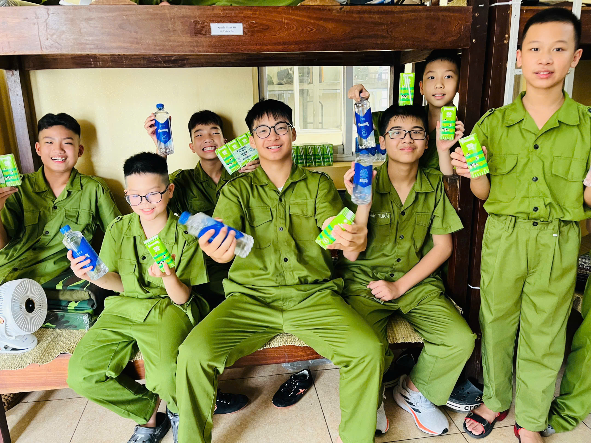 Phúc Khang (ngồi giữa) chụp ảnh cùng các bạn trong phòng ngày đầu tham gia “Học làm chiến sĩ công an” (Ảnh: VN).