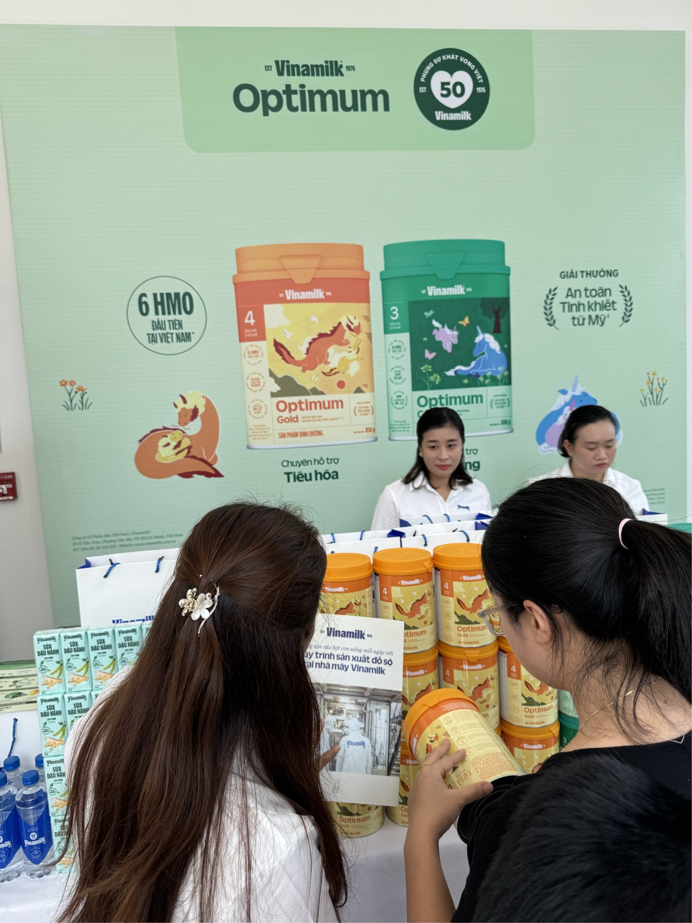 Các sản phẩm từ Vinamilk và Optimum đồng hành cùng Lễ phát động Tháng hành động vì trẻ em 2026 (Ảnh: VN).