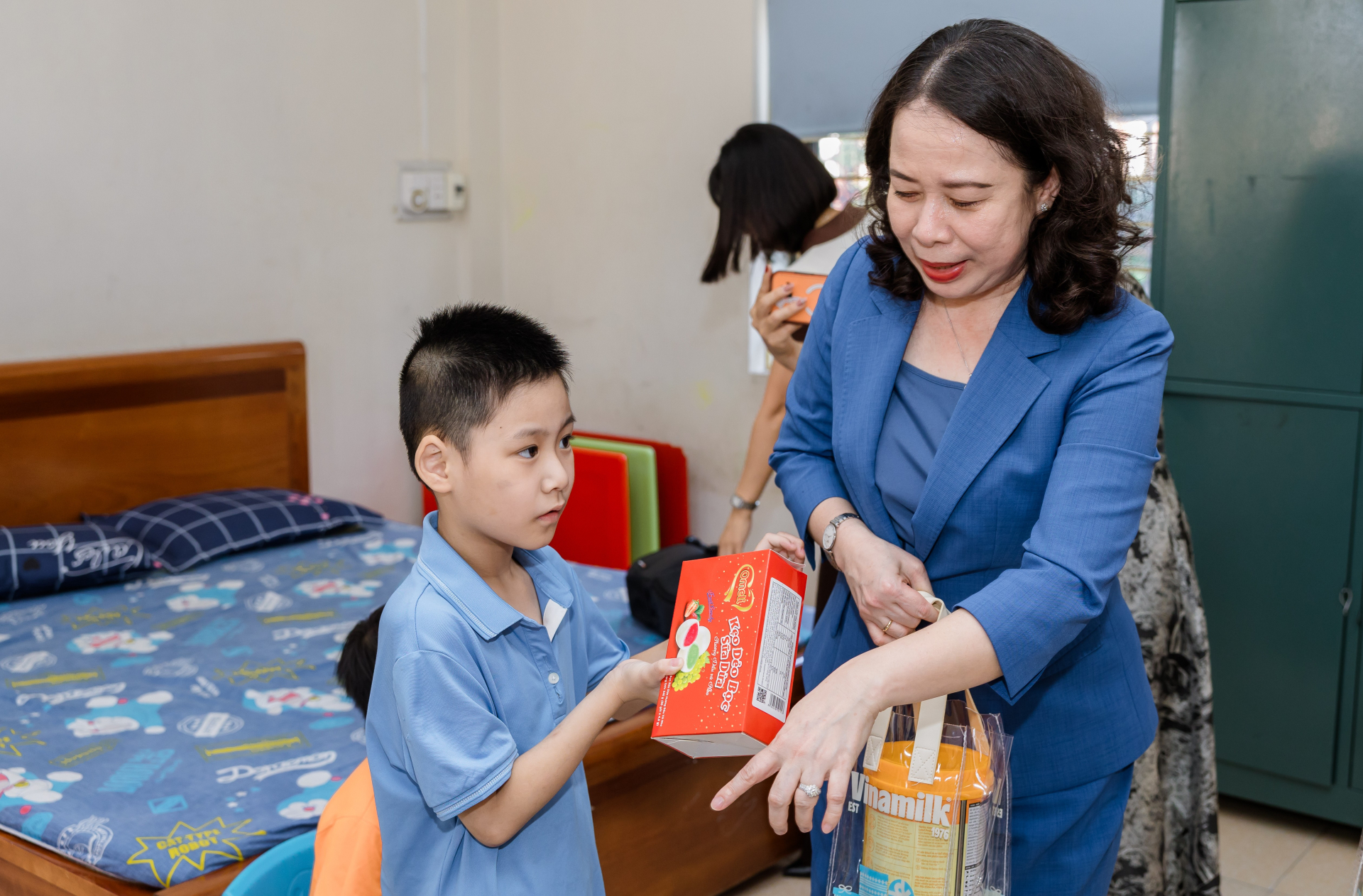Bà Võ Thị Ánh Xuân - Bí thư Trung ương Đảng, Phó Chủ tịch nước, trao tặng những phần quà đến các em tại Trung tâm Trợ giúp Xã hội tỉnh Quảng Ninh.