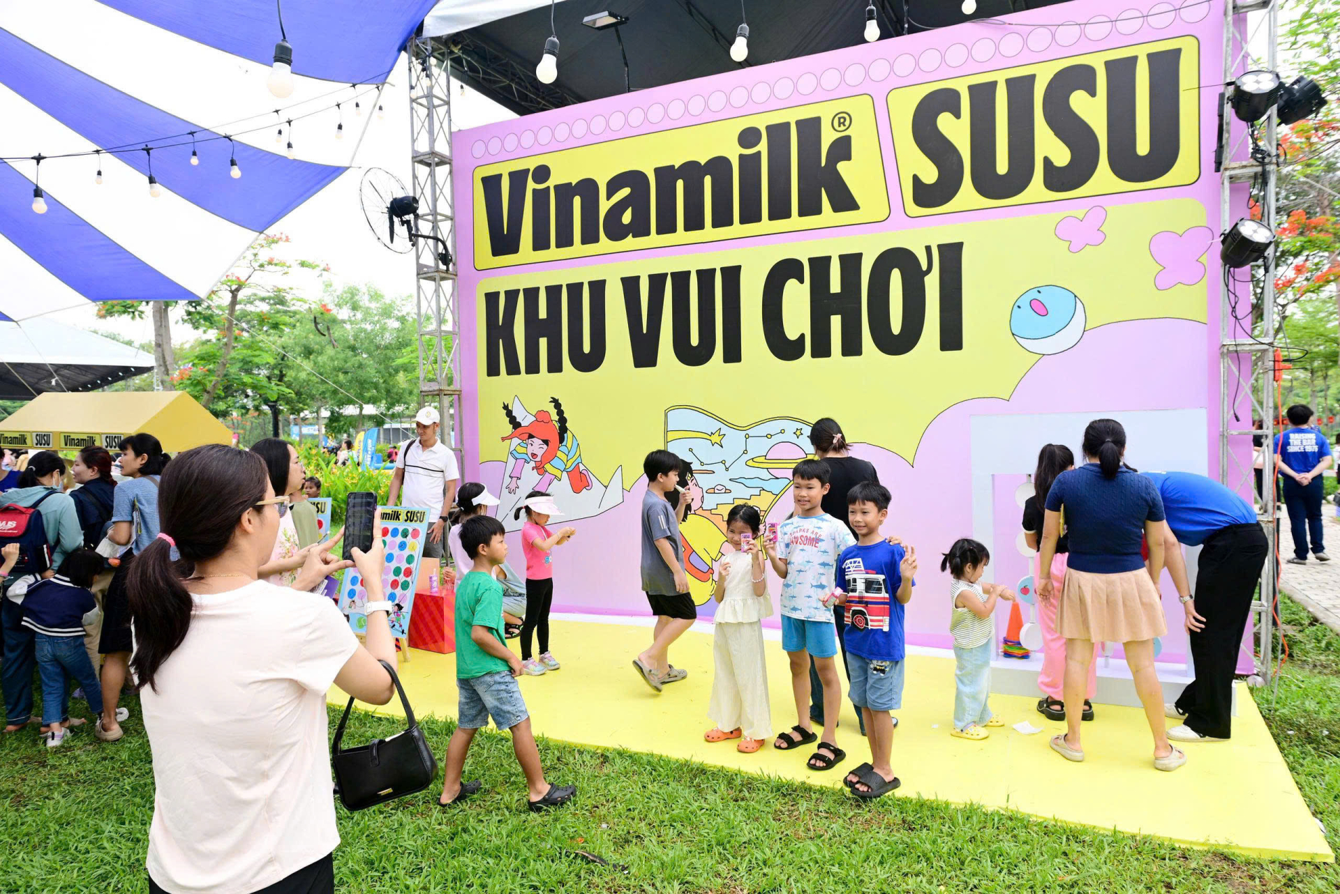 Khu vui chơi của Vinamilk với các trò chơi thú vị và những phần quà đáng yêu đặc biệt thu hút phụ huynh và các bé. Ảnh: Vi Nam.