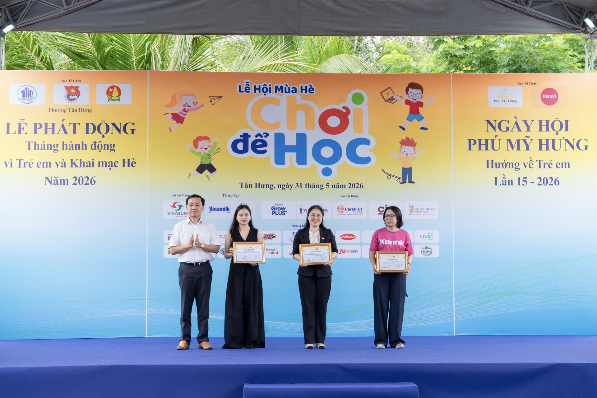 Bà Lê Thị Trâm Anh, Trưởng Bộ phận Truyền thông Marketing Vinamilk (thứ 2 từ trái qua), nhận kỷ niệm chương của chương trình. Ảnh: Vi Nam.