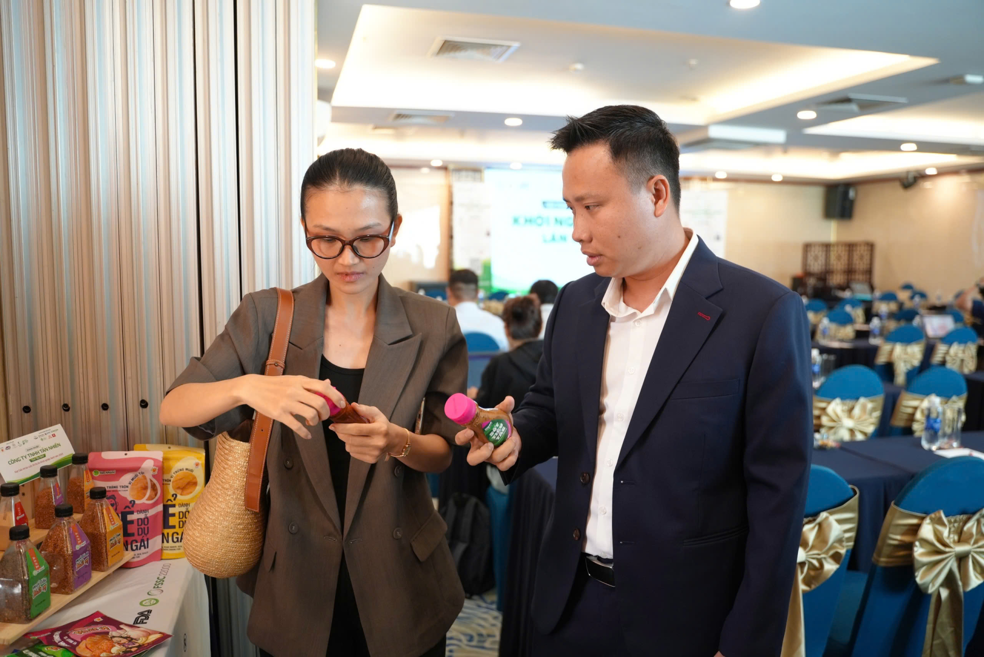 Khách tham dự trải nghiệm sản phẩm khởi nghiệp xanh.