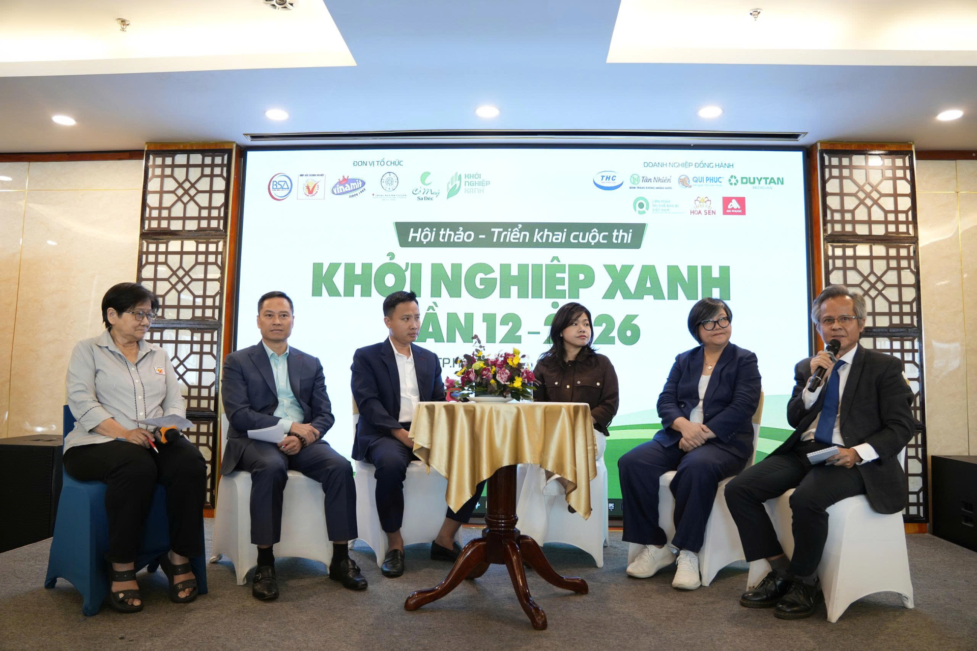 Các chuyên gia chia sẻ tại chương trình.