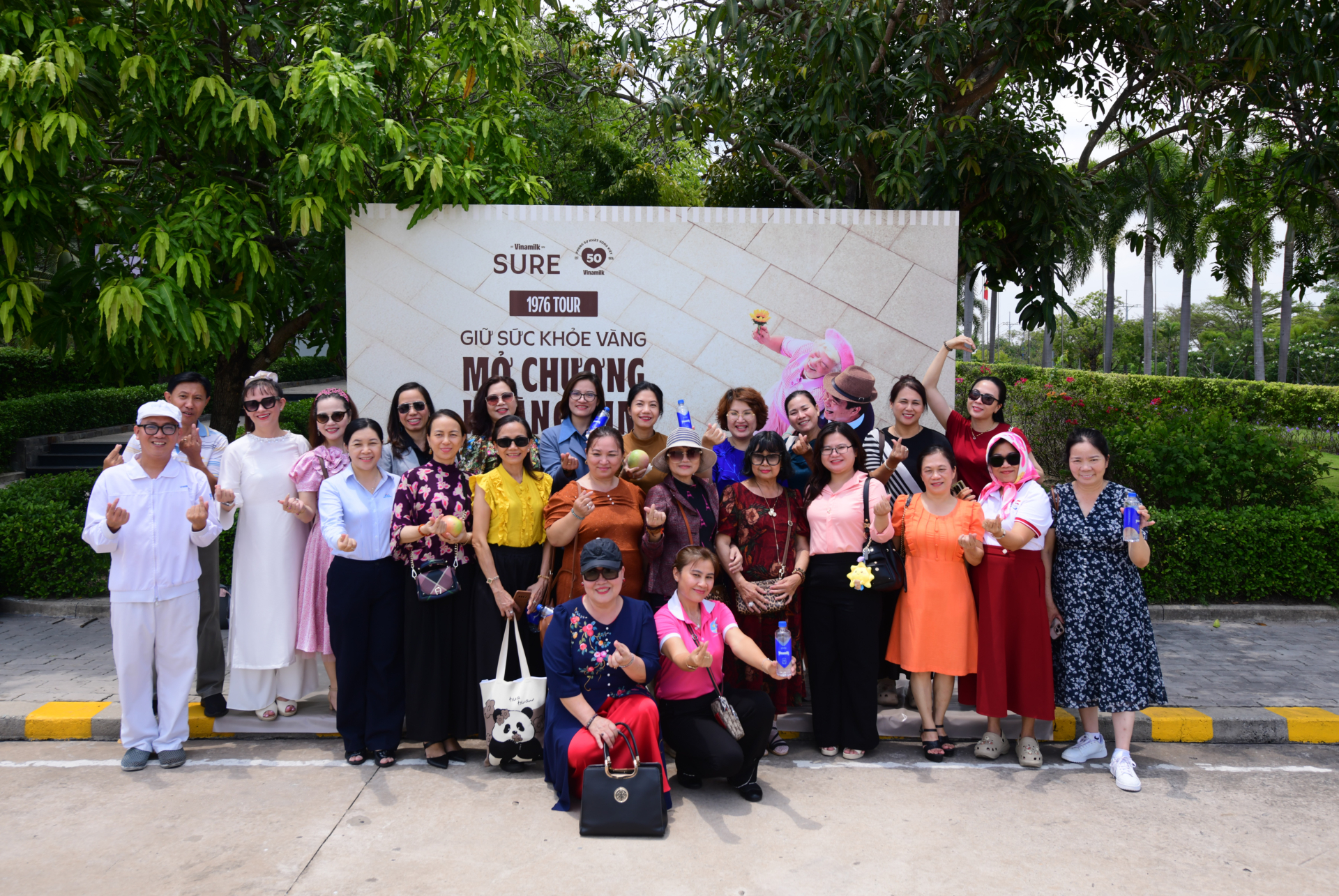 Đoàn Gen 1976 đến tham quan Nhà máy Sữa Việt Nam. Ảnh: Vi Nam.