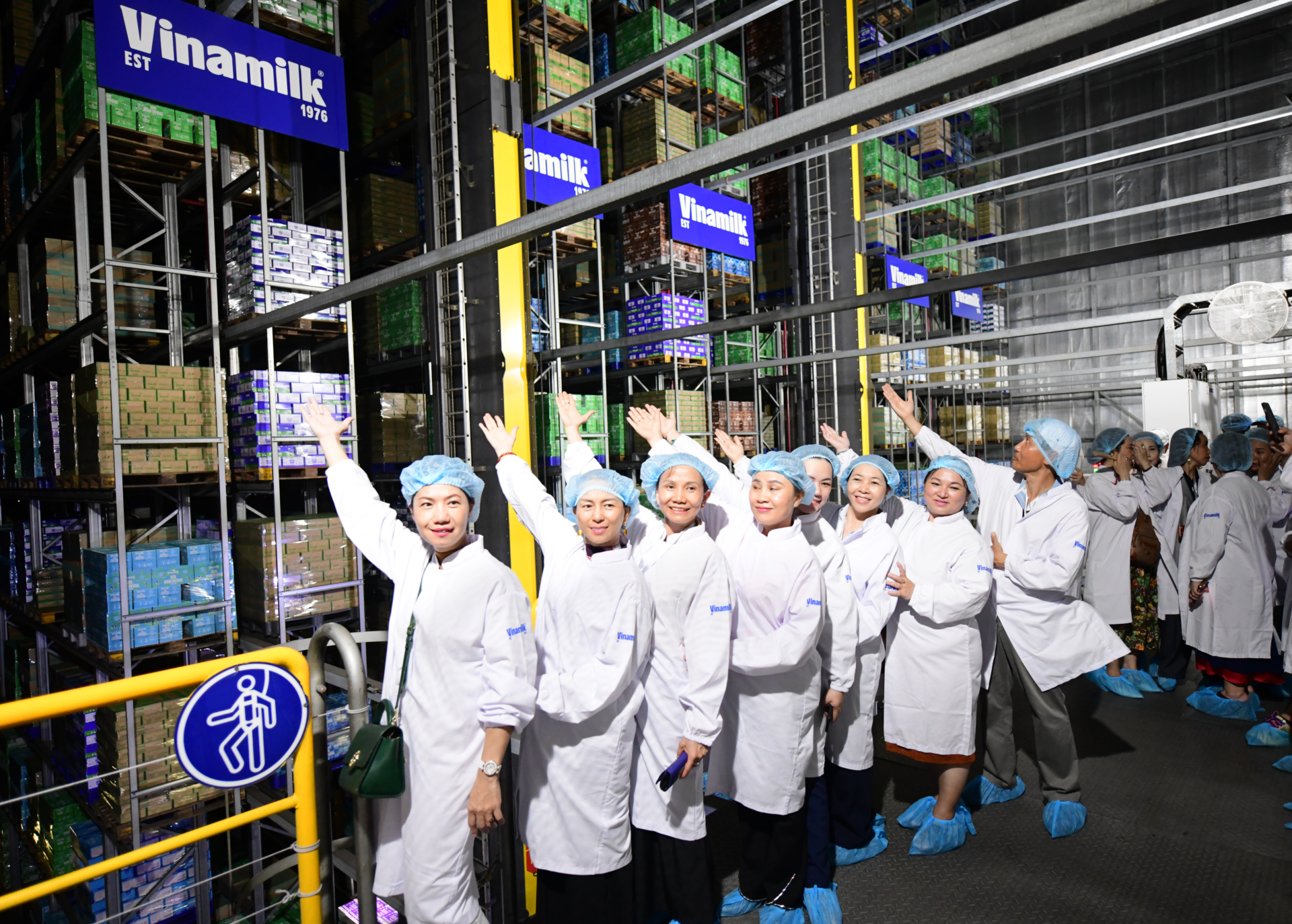 Vinamilk tiên phong xây dựng hệ thống kho thông minh lớn nhất tại Việt Nam với diện tích 6.000 m2, gồm 17 tầng giá đỡ, với sức chứa gần 30.000 lô hàng, được quản lý tự động nhập – xuất sản phẩm. Ảnh: Vi Nam.