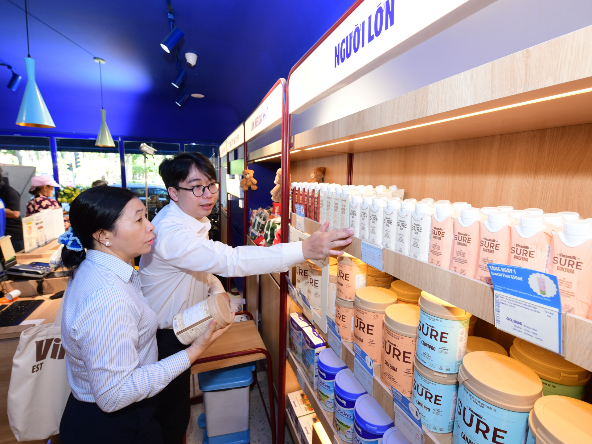 Với 3 dòng sản phẩm Sure Prevent Gold – giúp bồi bổ sức khỏe, Sure Diacerna – dinh dưỡng phù hợp cho người tiểu đường và Sure CanxiPro – hỗ trợ cơ xương khớp, Vinamilk Sure đồng hành chăm sóc dinh dưỡng cho người từ 50 tuổi, giúp duy trì sức khỏe vững vàng và phong độ để tận hưởng cuộc sống năng động mỗi ngày. Ảnh: Vi Nam.