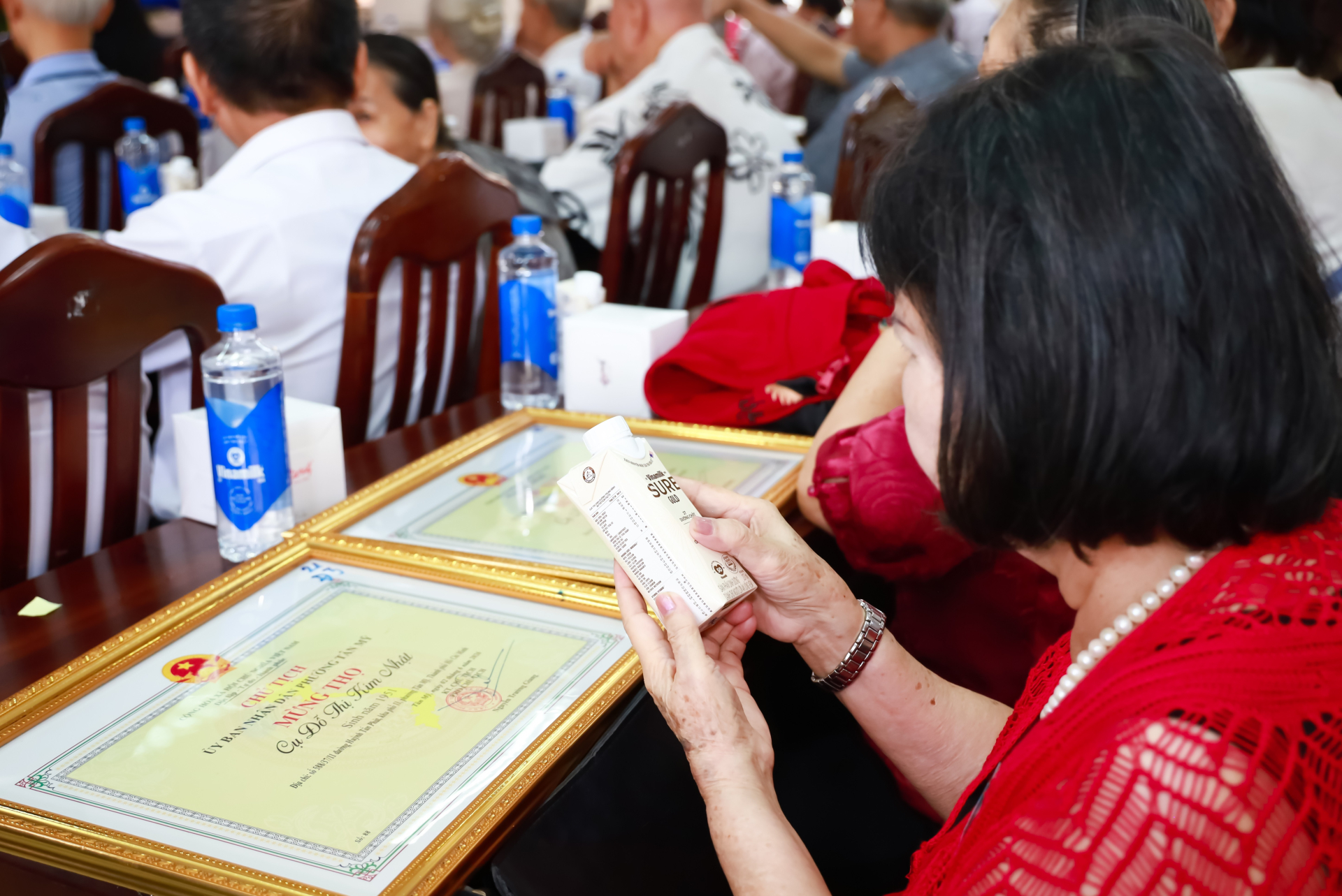 Vinamilk Sure hỗ trợ sản phẩm trong Lễ chúc thọ người cao tuổi, phường Tân Mỹ, TP.HCM. Ảnh: Vi Nam.